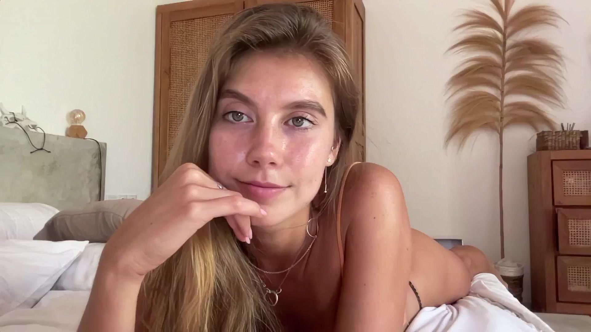 Gallery image thumbnail from SurfGirls's myfreecams stream on, 04/16/2025, 06:28 image 10 of 20