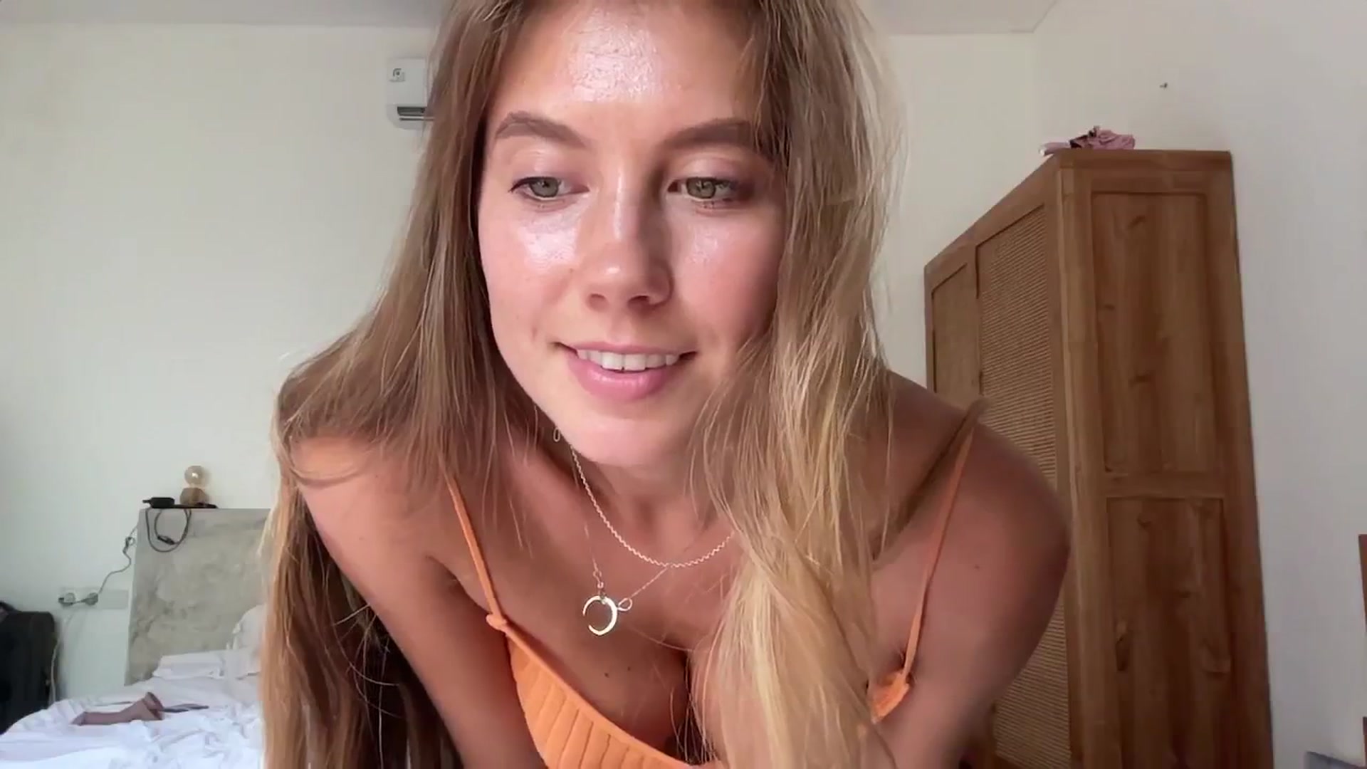Gallery image thumbnail from SurfGirls's myfreecams stream on, 04/16/2025, 07:17 image 7 of 20