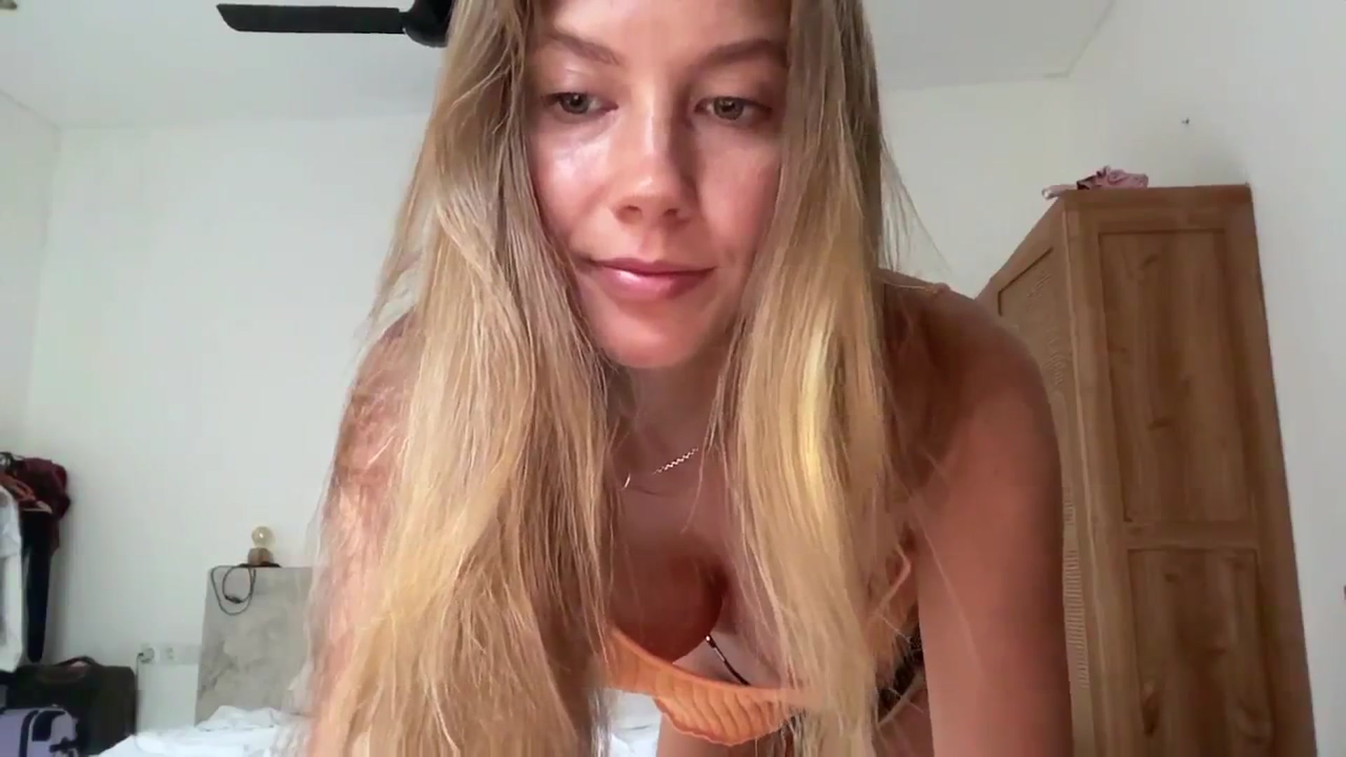 Gallery image thumbnail from SurfGirls's myfreecams stream on, 04/16/2025, 23:15 image 18 of 20