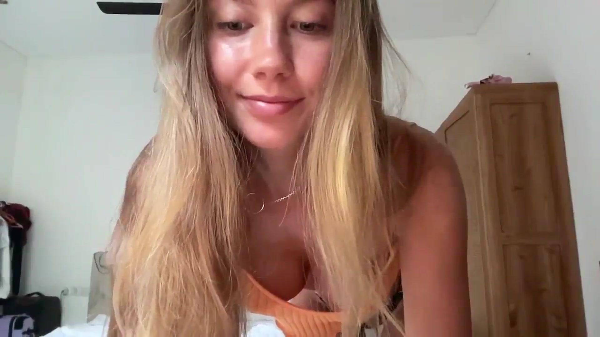 Gallery image thumbnail from SurfGirls's myfreecams stream on, 04/16/2025, 23:15 image 17 of 20