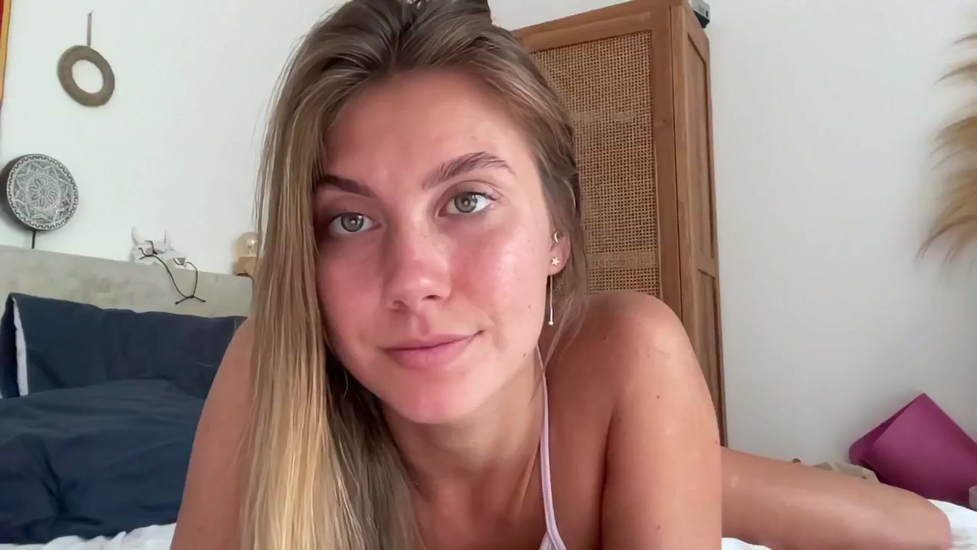 Gallery image thumbnail from SurfGirls's myfreecams stream on, 04/29/2025, 04:44 image 12 of 20