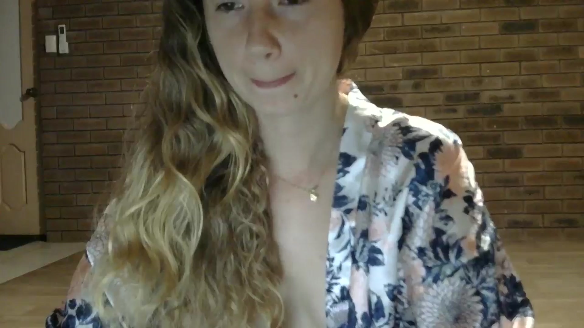 Gallery image thumbnail from SurfyChick's myfreecams stream on, 11/04/2024, 11:46 image 15 of 20
