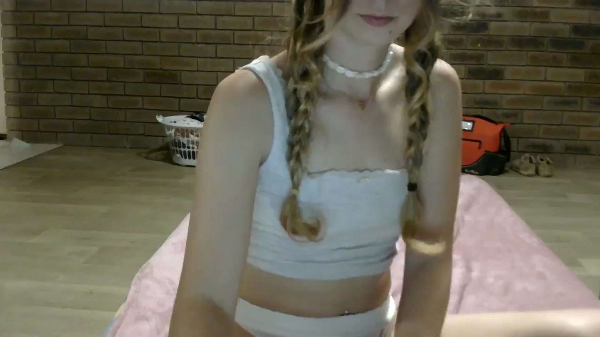 Gallery image thumbnail from SurfyChick's myfreecams stream on, 11/10/2024, 13:50 image 20 of 20