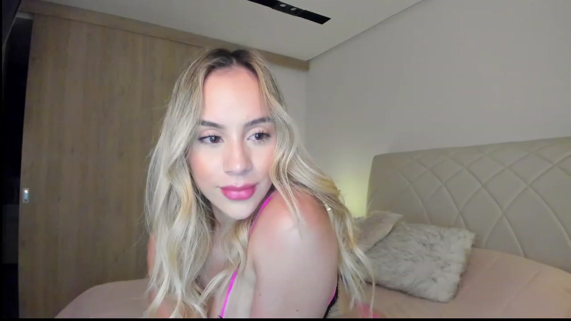 Gallery image thumbnail from Susan_99's myfreecams stream on, 01/05/2023, 03:47 image 5 of 20