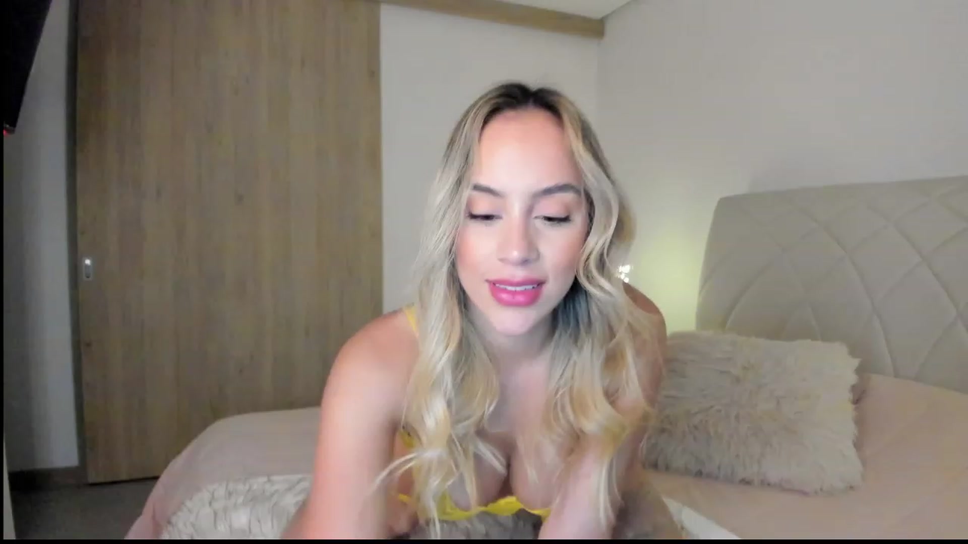 Gallery image thumbnail from Susan_99's myfreecams stream on, 01/06/2023, 04:05 image 8 of 20