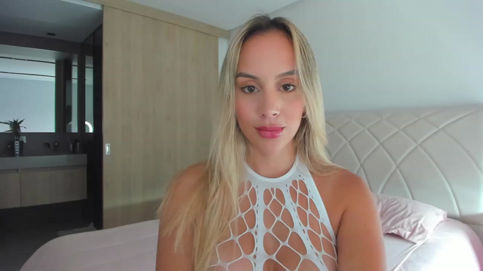 Gallery image thumbnail from Susan_99's myfreecams stream on, 02/03/2023, 20:38 image 4 of 20