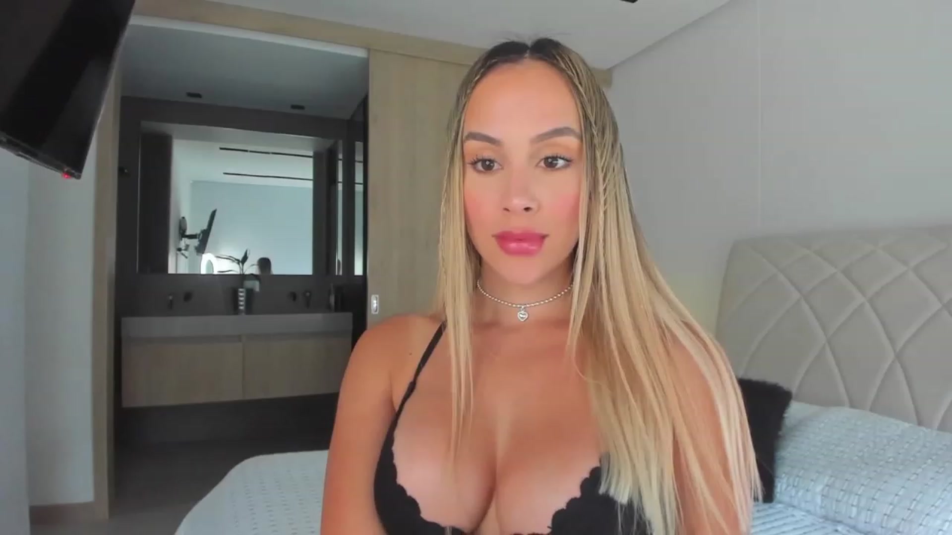 Gallery image thumbnail from Susan_99's myfreecams stream on, 02/04/2023, 15:39 image 2 of 20