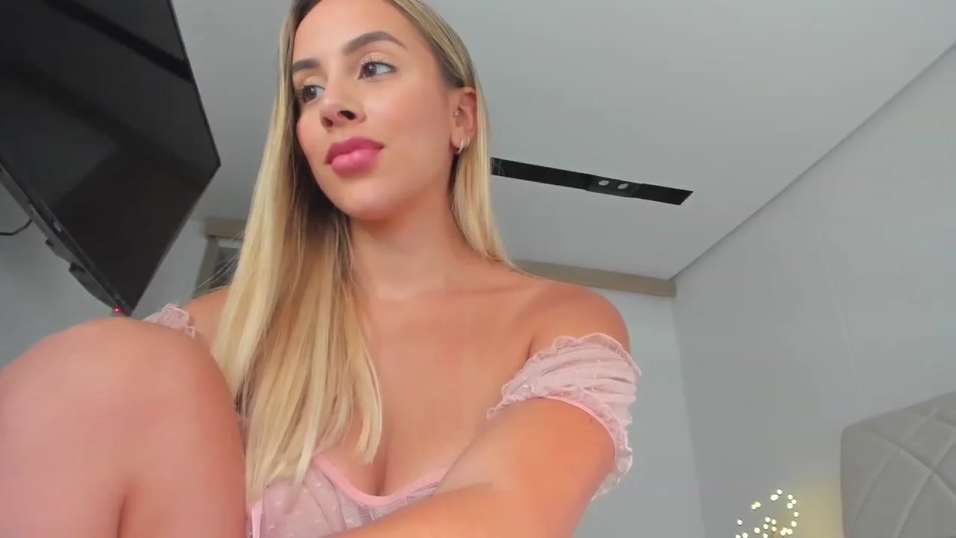 Gallery image thumbnail from Susan_99's myfreecams stream on, 02/10/2023, 21:14 image 15 of 20