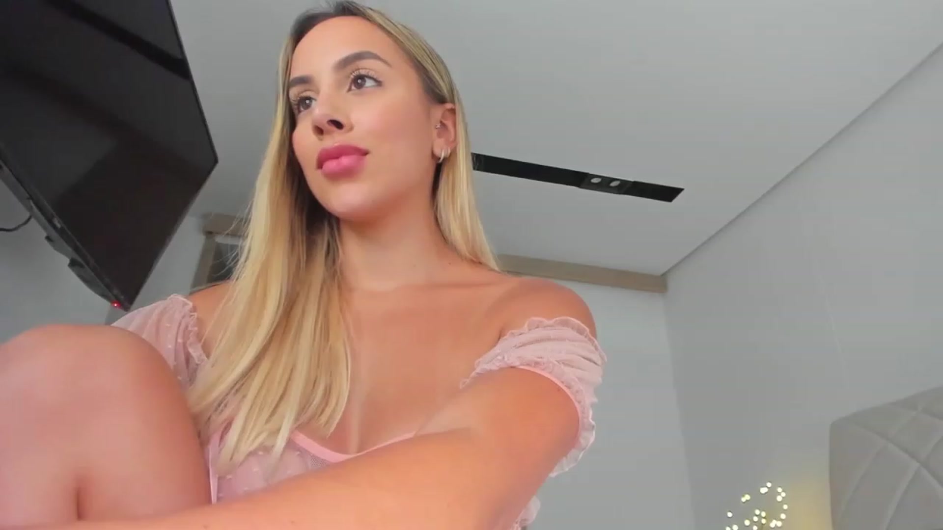 Gallery image thumbnail from Susan_99's myfreecams stream on, 02/10/2023, 21:14 image 17 of 20