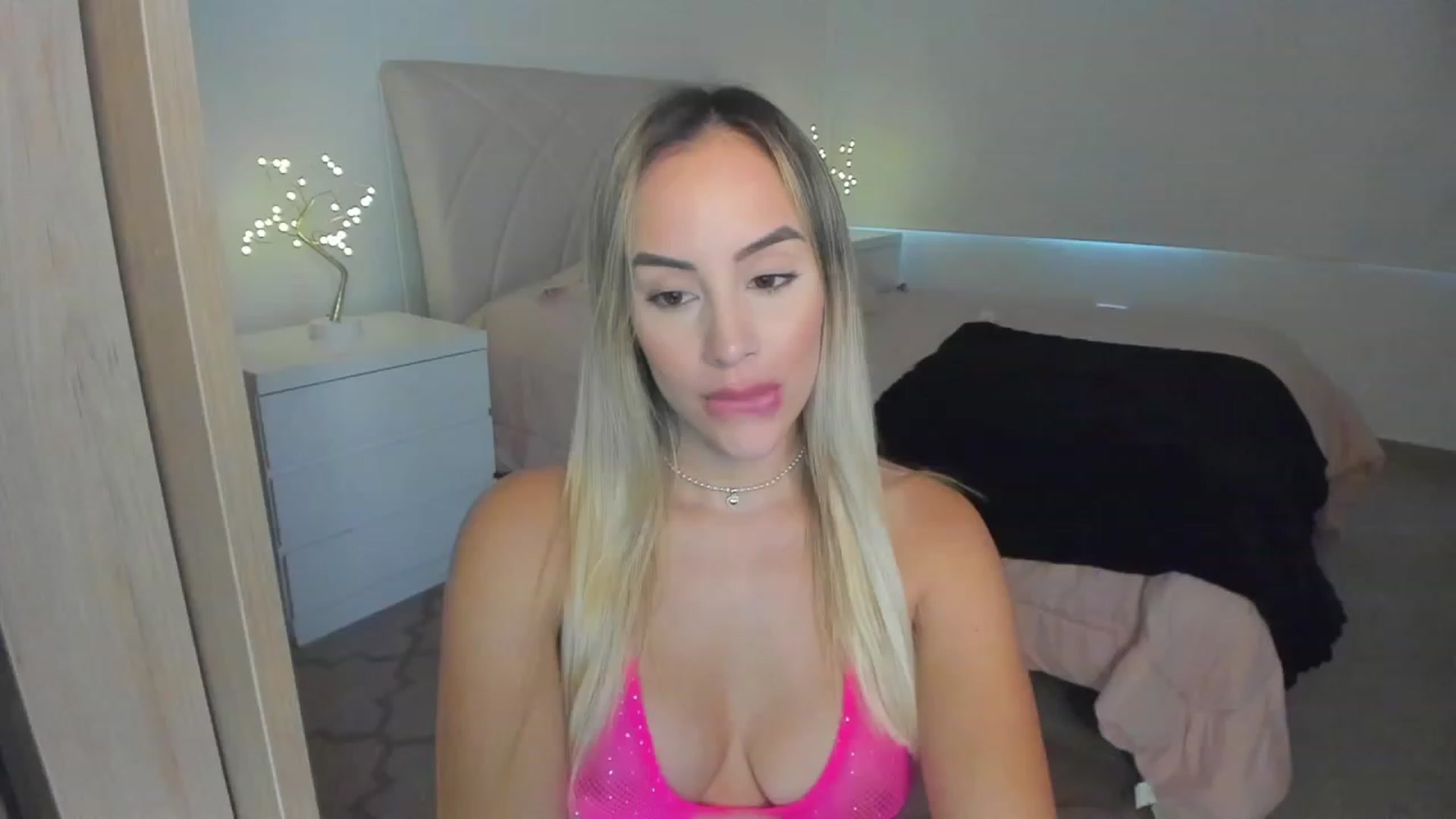 Gallery image thumbnail from Susan_99's myfreecams stream on, 02/17/2023, 19:26 image 12 of 20