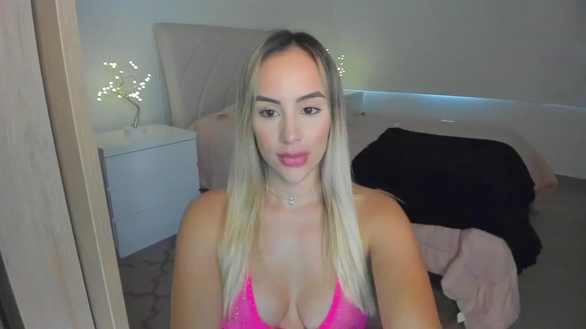 Gallery image thumbnail from Susan_99's myfreecams stream on, 02/17/2023, 19:26 image 13 of 20