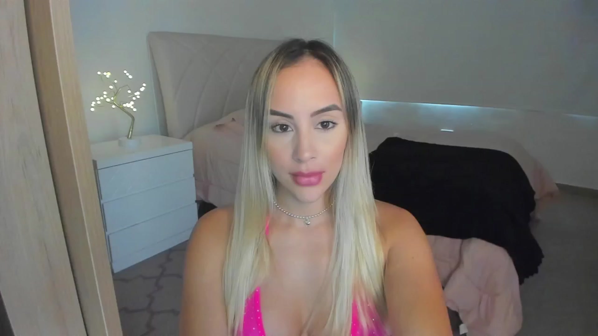 Gallery image thumbnail from Susan_99's myfreecams stream on, 02/17/2023, 19:26 image 2 of 20
