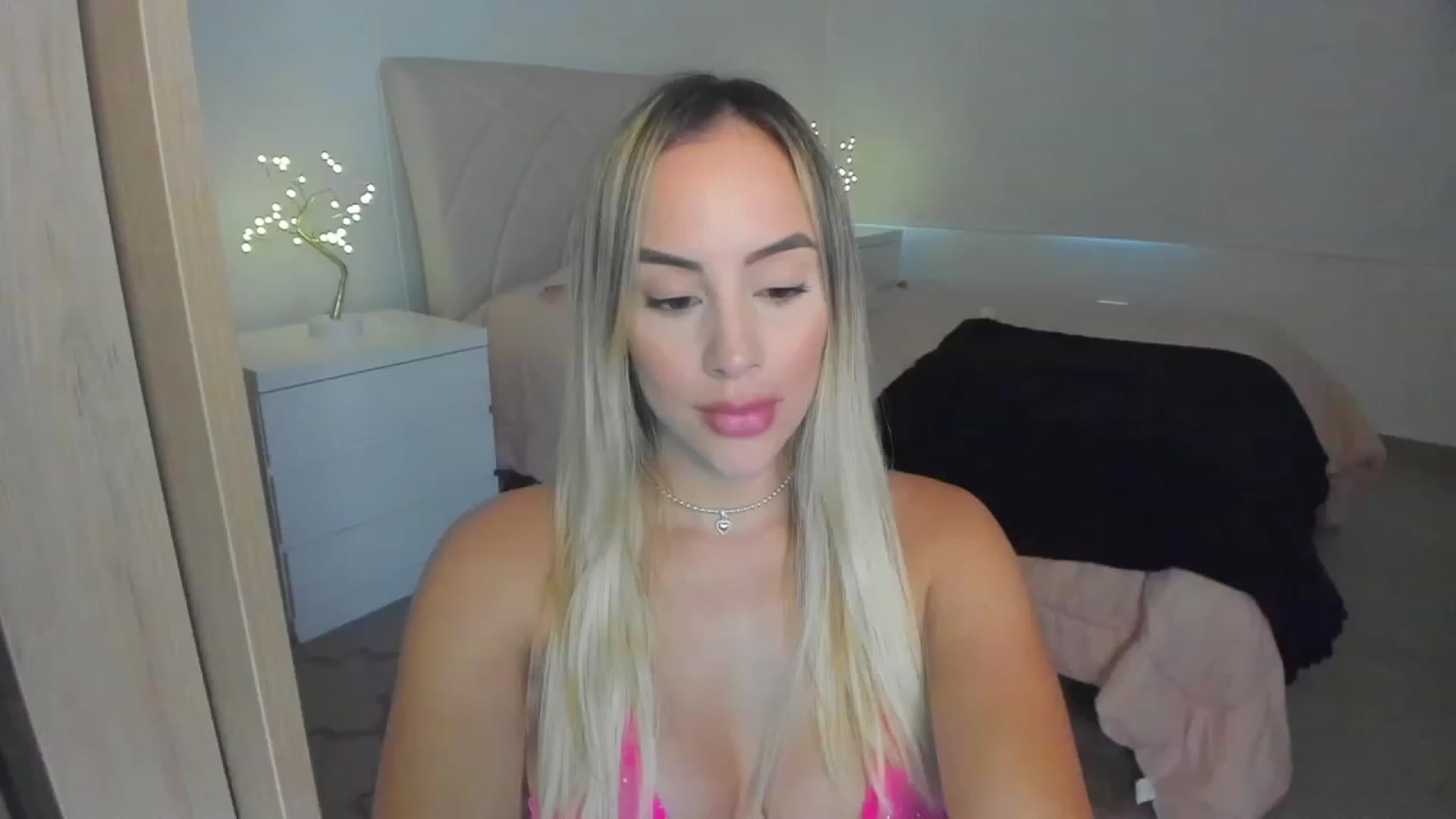 Gallery image thumbnail from Susan_99's myfreecams stream on, 02/17/2023, 19:26 image 9 of 20