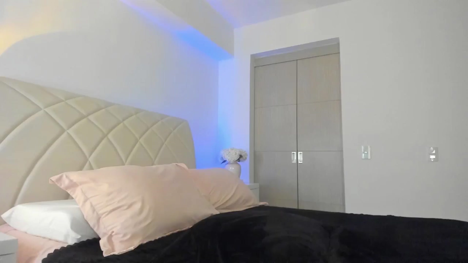 Gallery image thumbnail from Susan_99's myfreecams stream on, 10/08/2024, 04:22 image 3 of 20