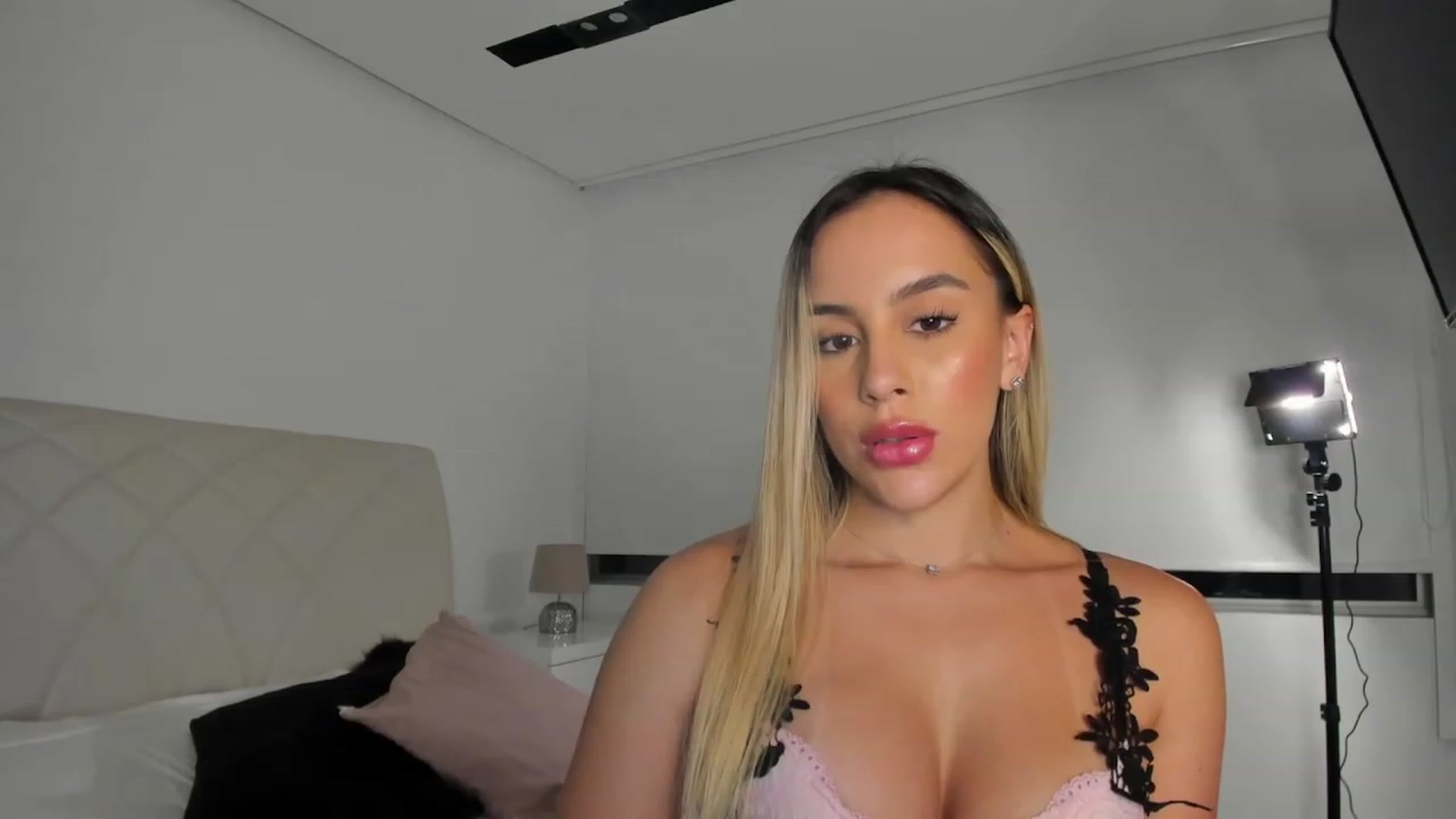 Gallery image thumbnail from Susan_MFC's myfreecams stream on, 11/16/2022, 08:23 image 1 of 20