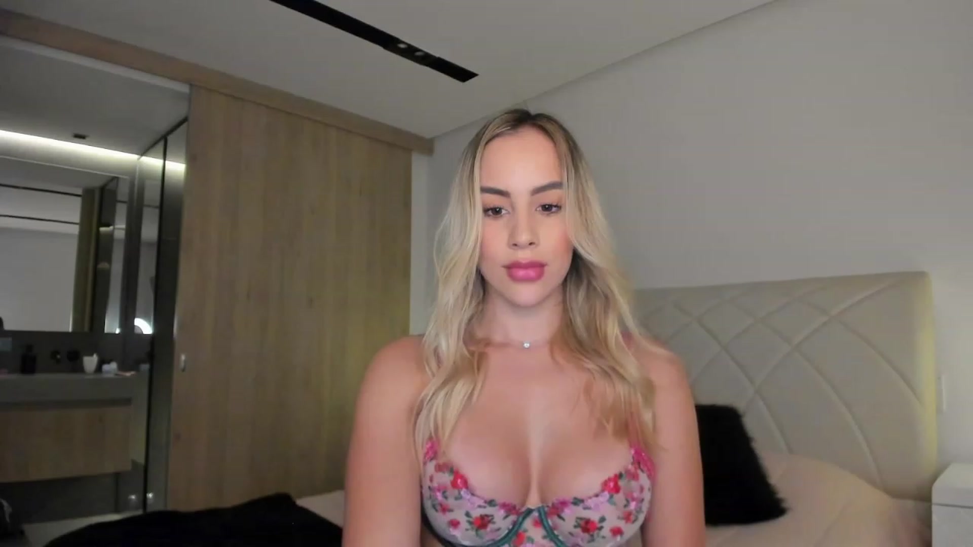 Gallery image thumbnail from Susan_MFC's myfreecams stream on, 11/19/2022, 04:42 image 6 of 20