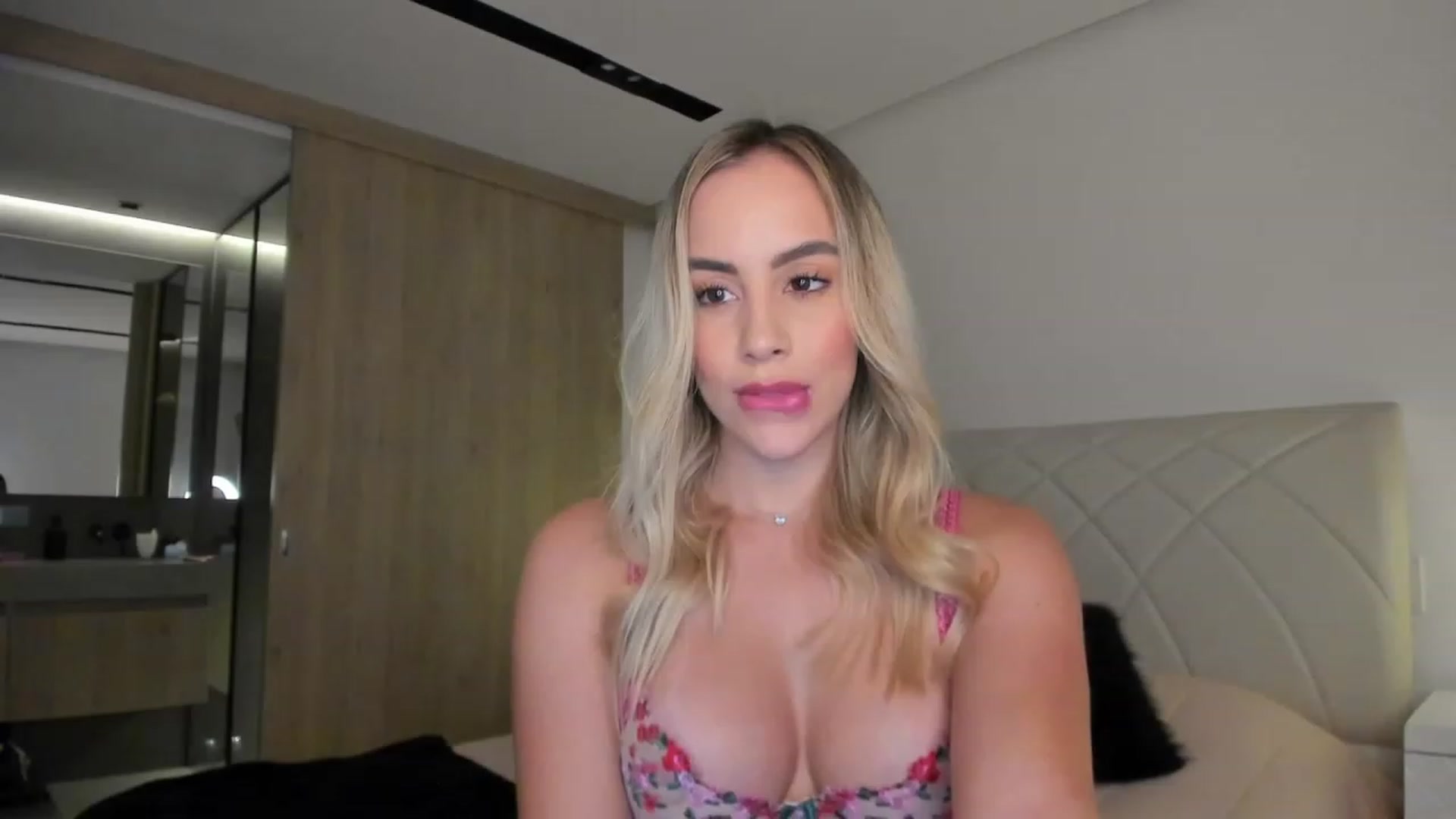 Gallery image thumbnail from Susan_MFC's myfreecams stream on, 11/19/2022, 04:42 image 17 of 20