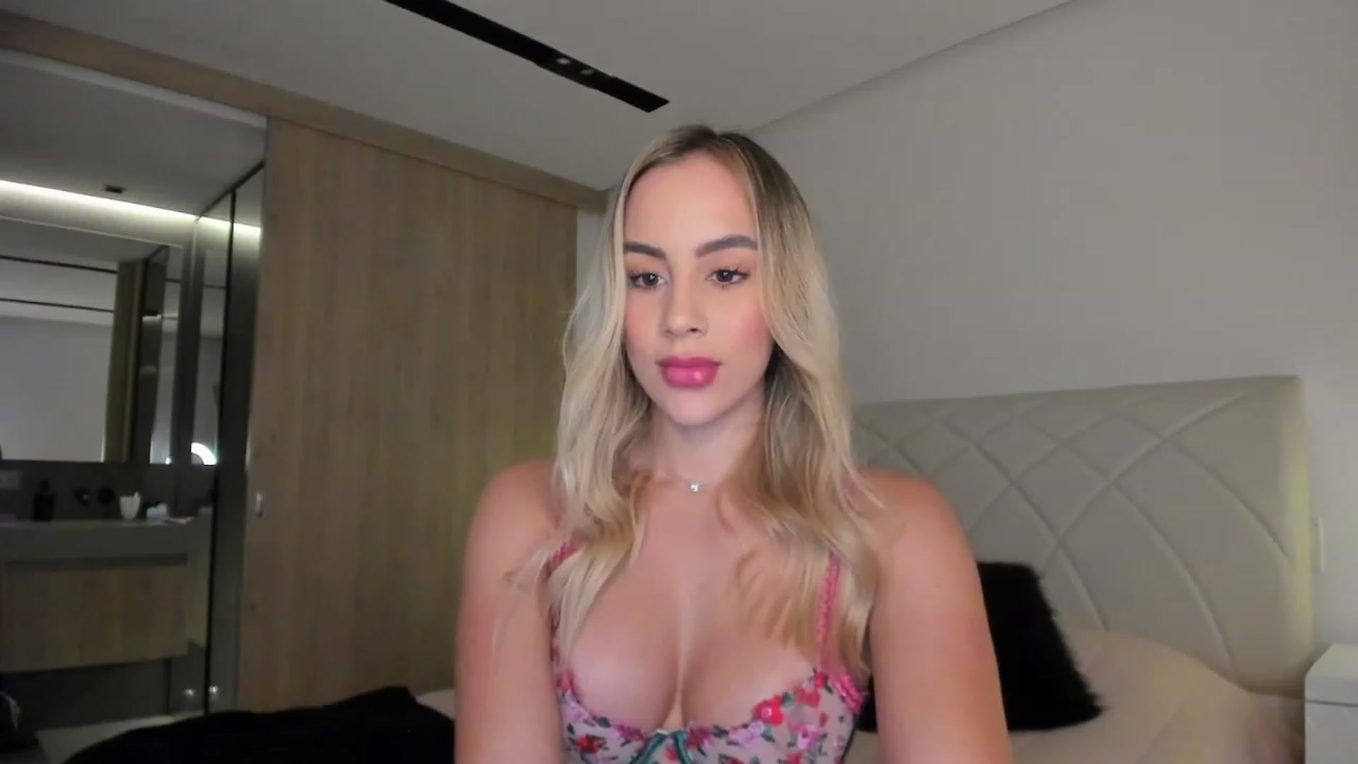 Gallery image thumbnail from Susan_MFC's myfreecams stream on, 11/19/2022, 04:42 image 2 of 20