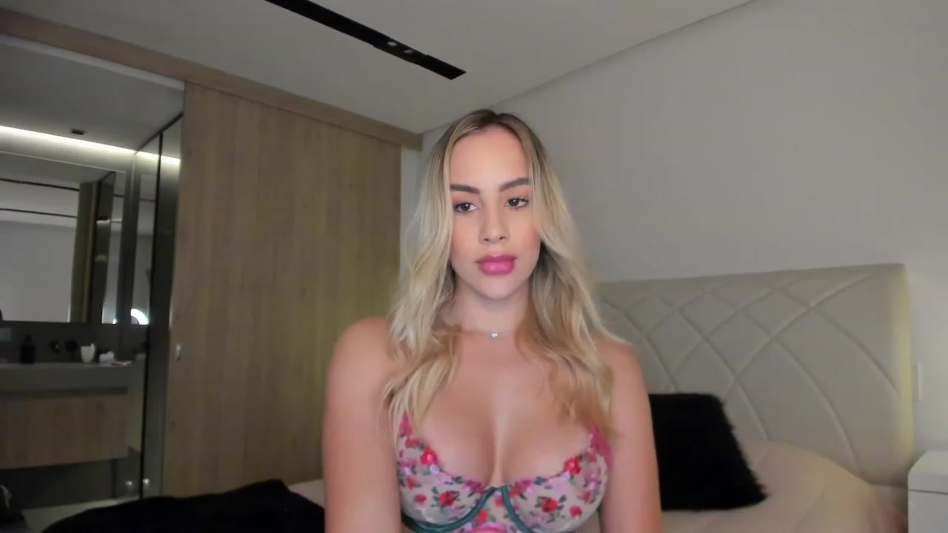 Gallery image thumbnail from Susan_MFC's myfreecams stream on, 11/19/2022, 04:42 image 4 of 20