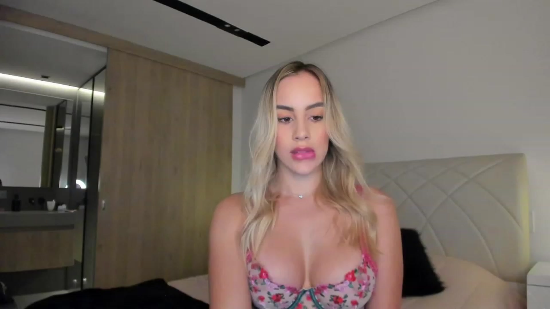 Gallery image thumbnail from Susan_MFC's myfreecams stream on, 11/19/2022, 04:42 image 5 of 20