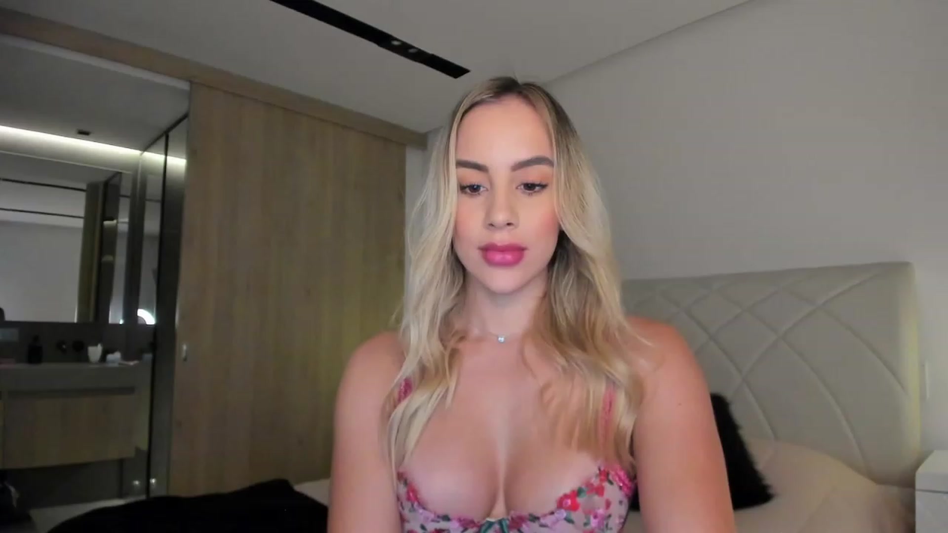 Gallery image thumbnail from Susan_MFC's myfreecams stream on, 11/19/2022, 04:42 image 1 of 20
