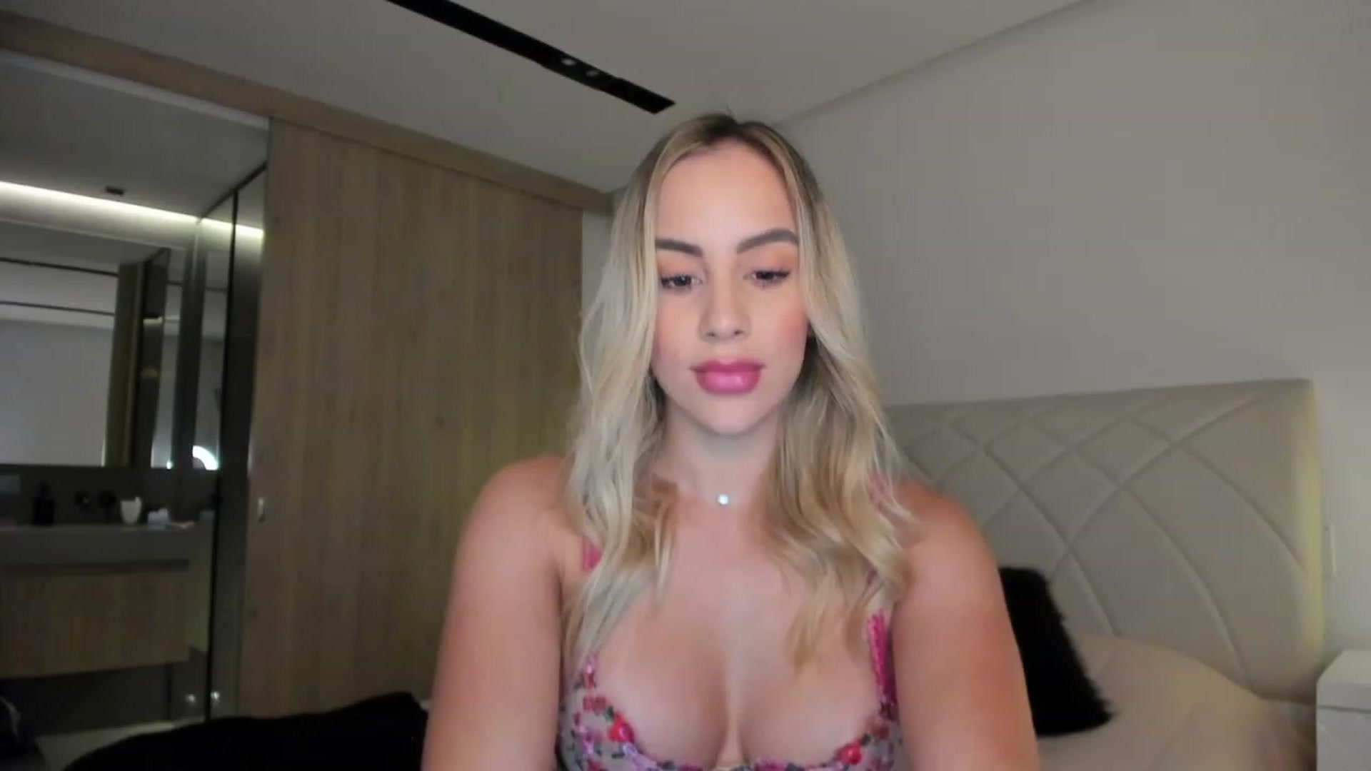 Gallery image thumbnail from Susan_MFC's myfreecams stream on, 11/19/2022, 04:42 image 15 of 20