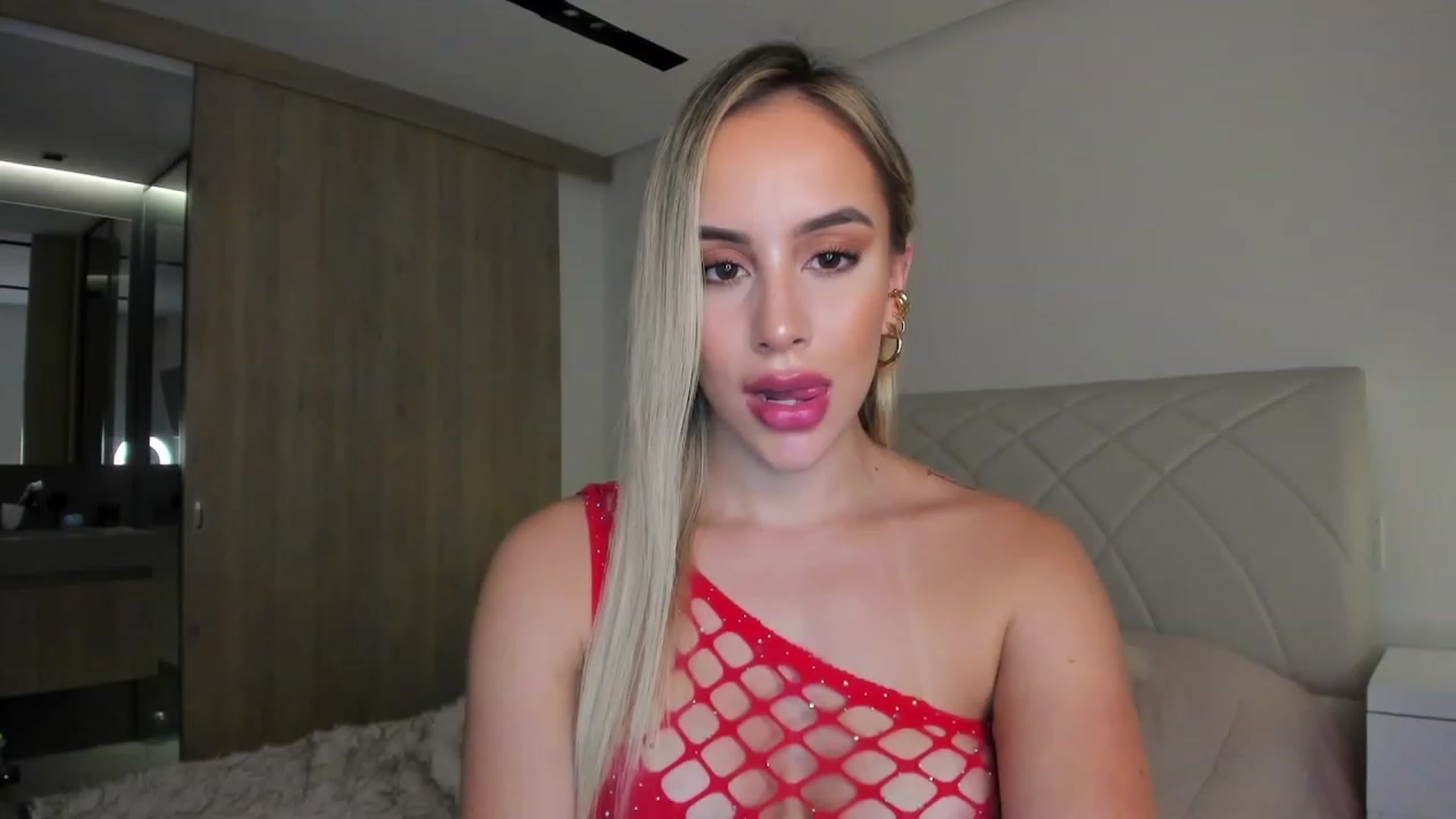 Gallery image thumbnail from Susan_MFC's myfreecams stream on, 12/04/2022, 02:36 image 3 of 20