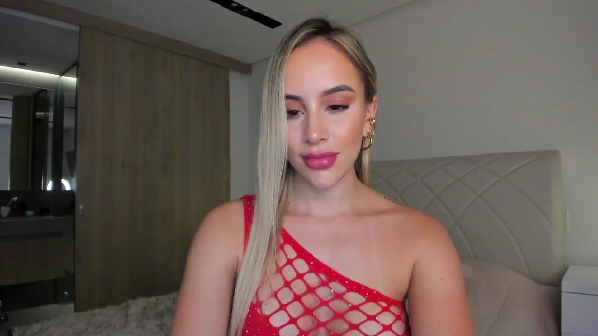 Gallery image thumbnail from Susan_MFC's myfreecams stream on, 12/04/2022, 02:36 image 2 of 20
