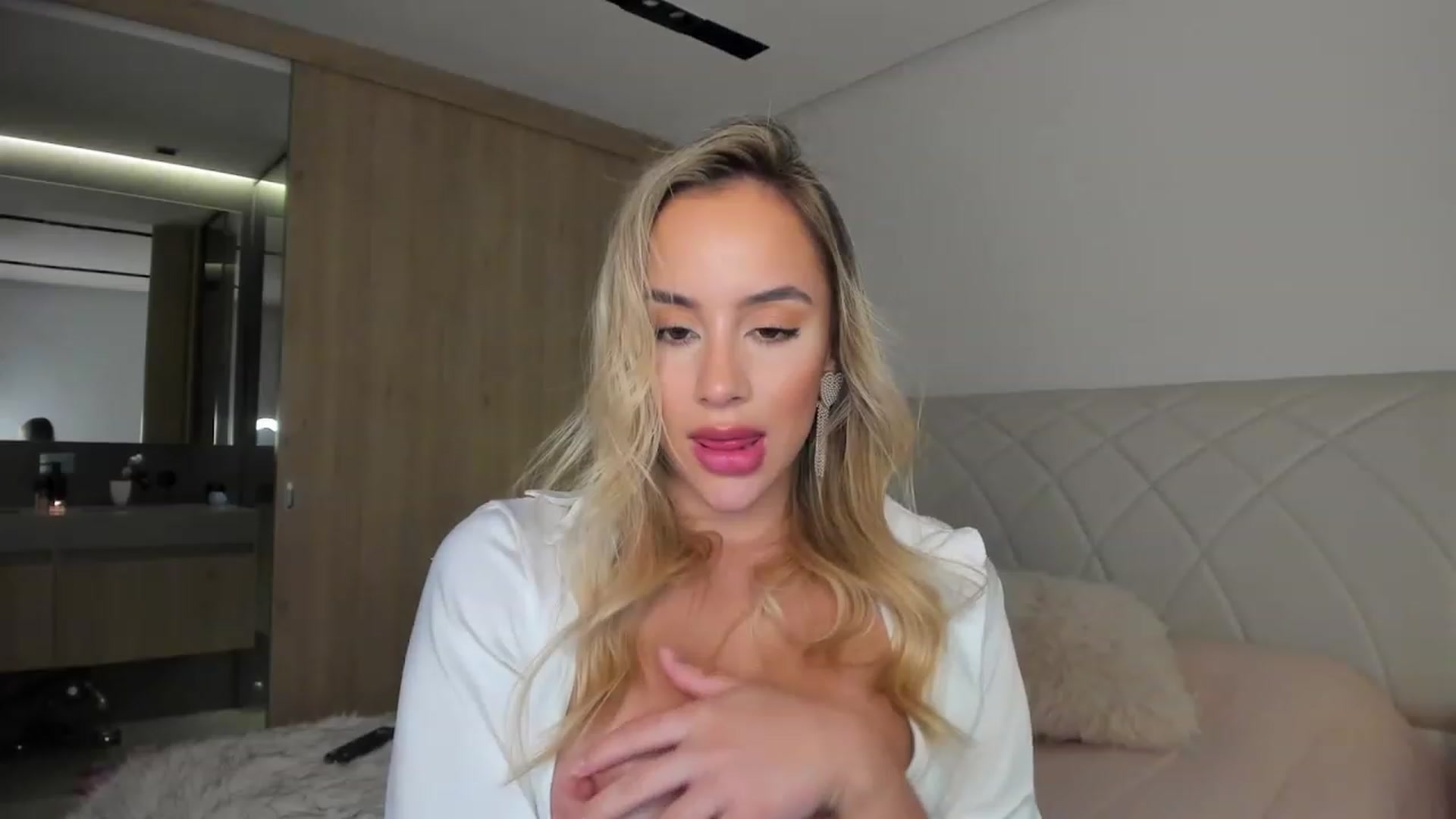 Gallery image thumbnail from Susan_MFC's myfreecams stream on, 12/06/2022, 04:13 image 12 of 20