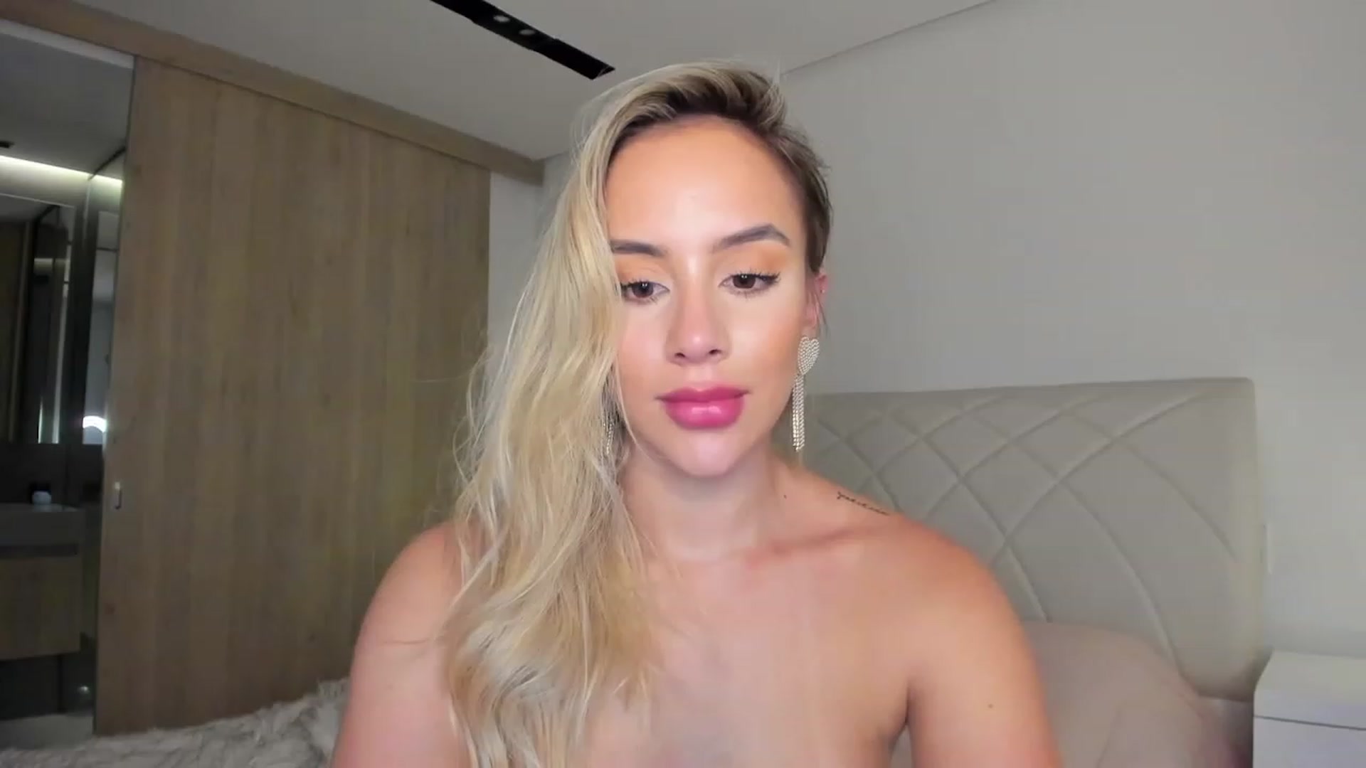 Gallery image thumbnail from Susan_MFC's myfreecams stream on, 12/06/2022, 07:03 image 17 of 20