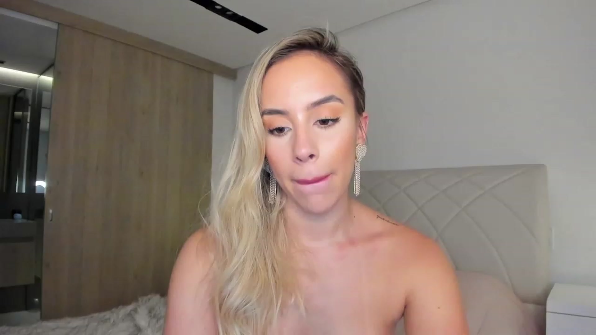 Gallery image thumbnail from Susan_MFC's myfreecams stream on, 12/06/2022, 07:03 image 14 of 20