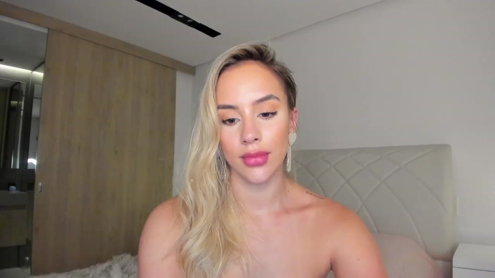 Gallery image thumbnail from Susan_MFC's myfreecams stream on, 12/06/2022, 07:03 image 20 of 20