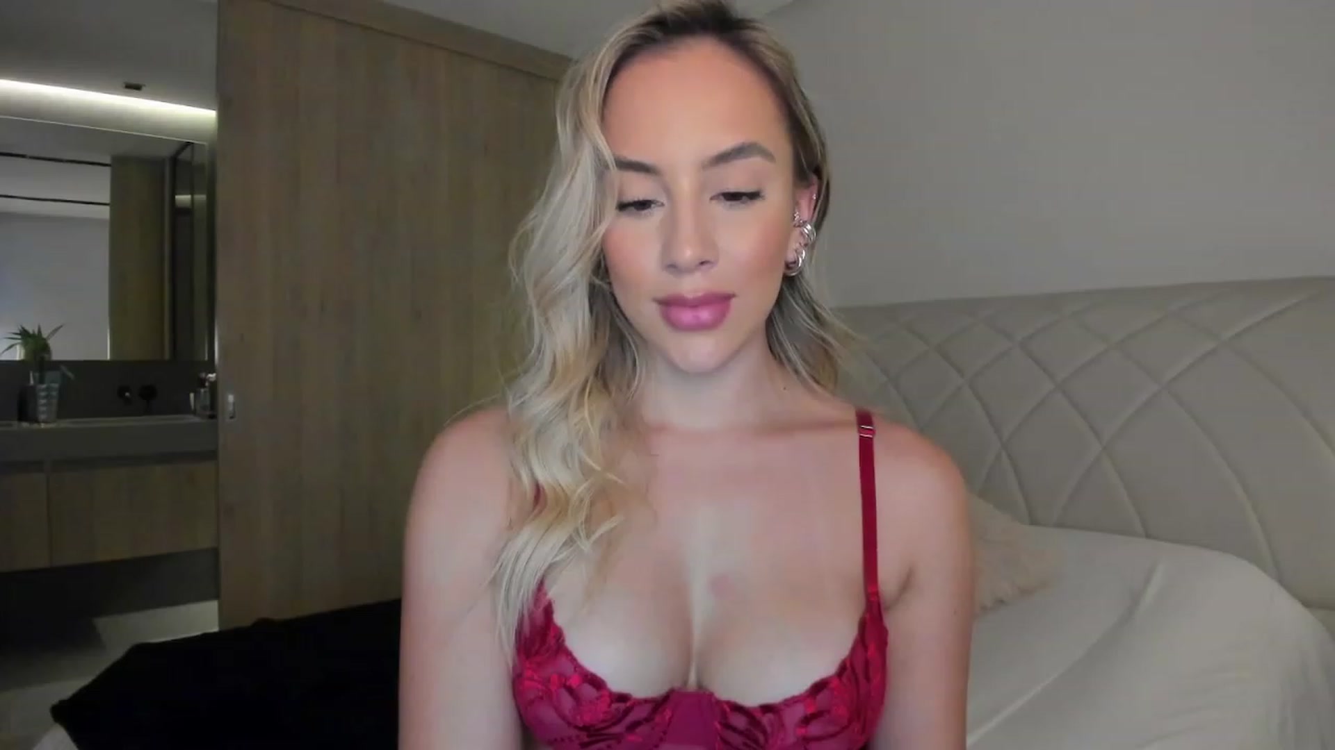 Gallery image thumbnail from Susan_MFC's myfreecams stream on, 12/21/2022, 03:19 image 6 of 20