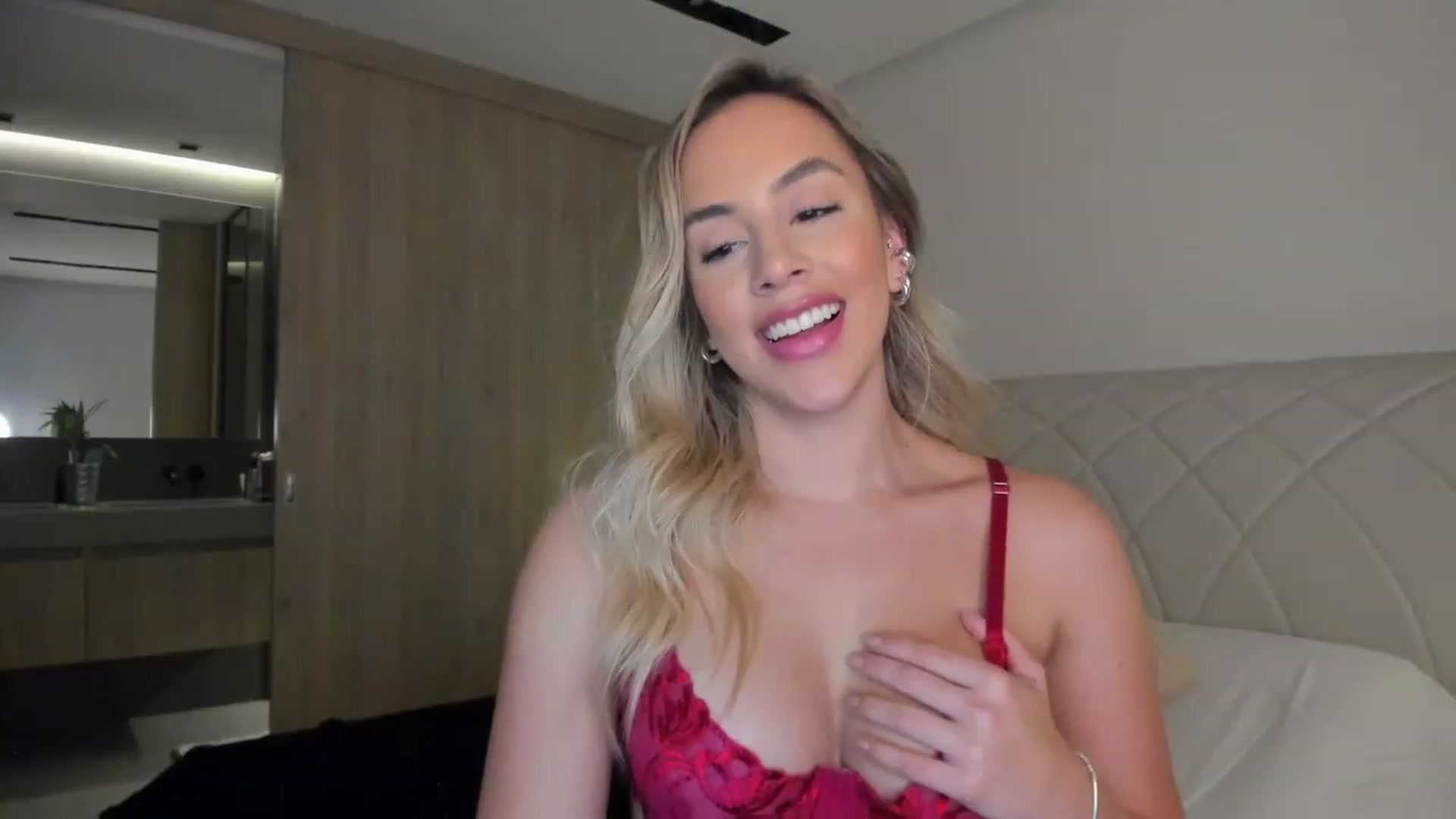 Gallery image thumbnail from Susan_MFC's myfreecams stream on, 12/21/2022, 04:19 image 7 of 20