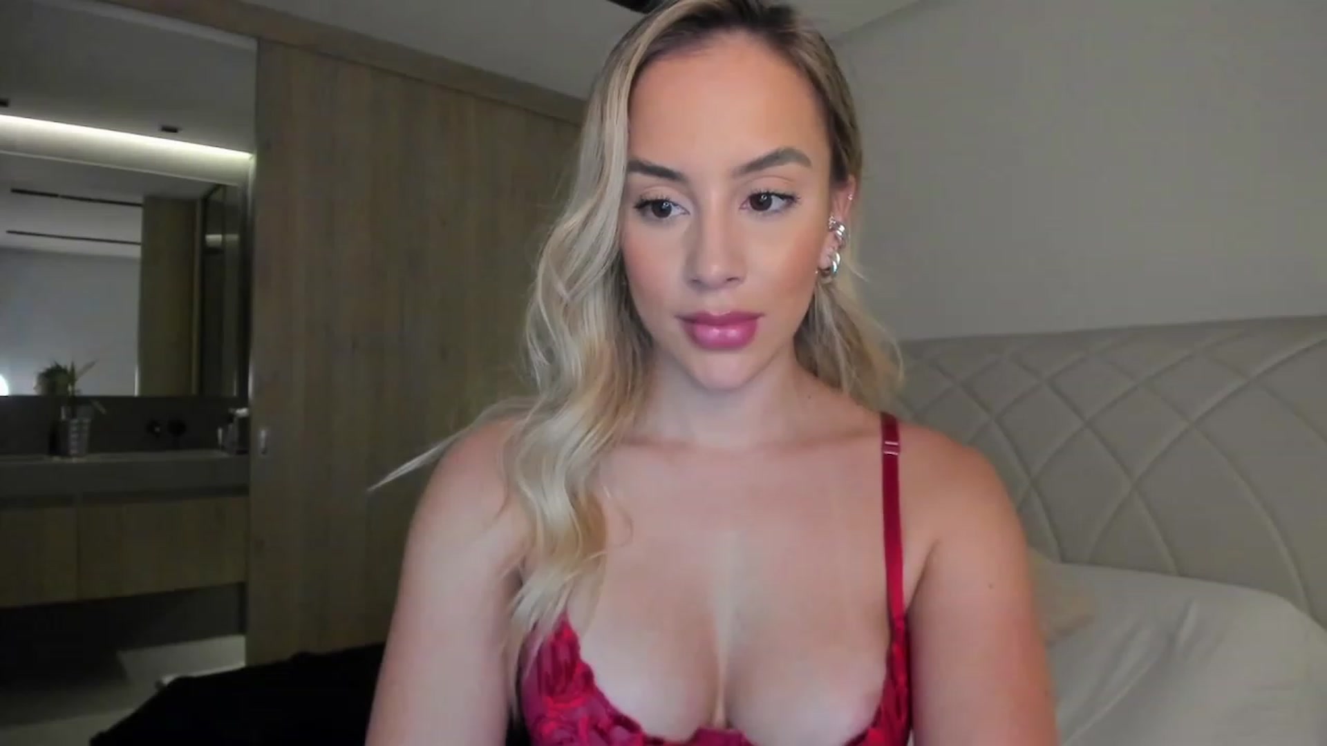 Gallery image thumbnail from Susan_MFC's myfreecams stream on, 12/21/2022, 04:19 image 1 of 20