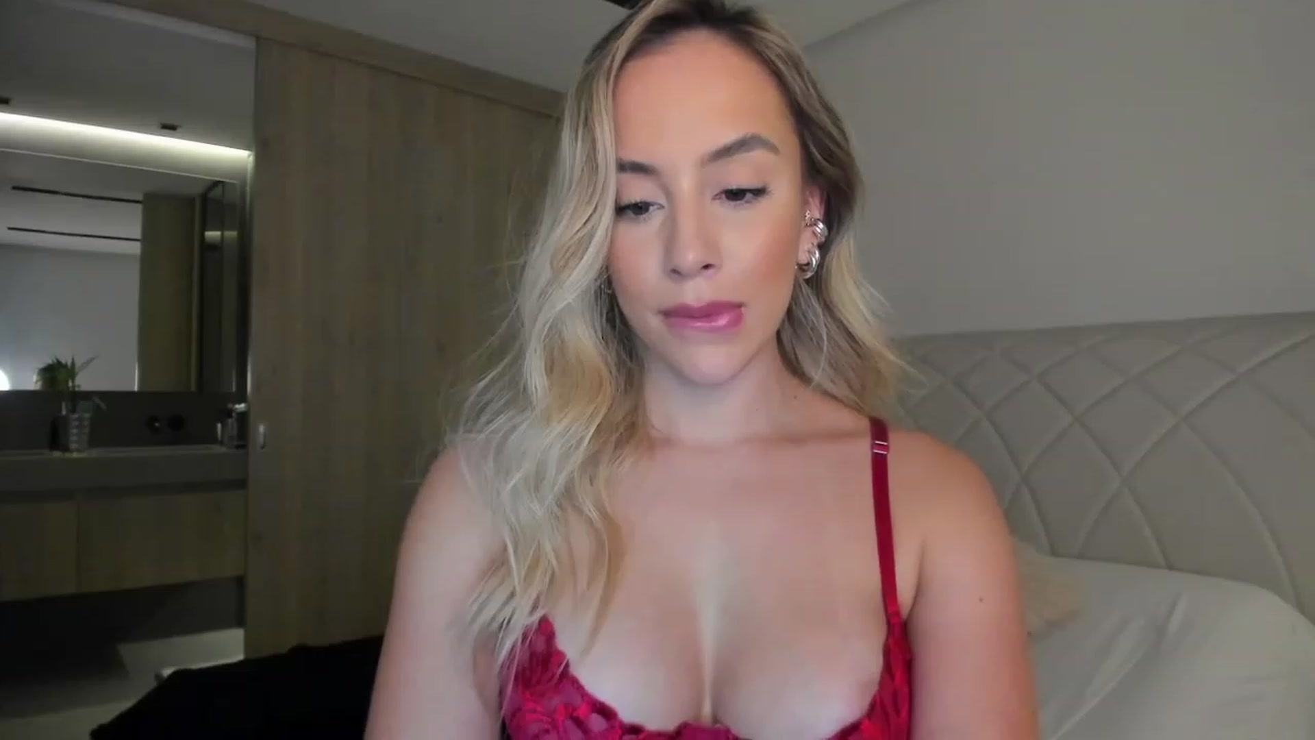 Gallery image thumbnail from Susan_MFC's myfreecams stream on, 12/21/2022, 04:19 image 6 of 20