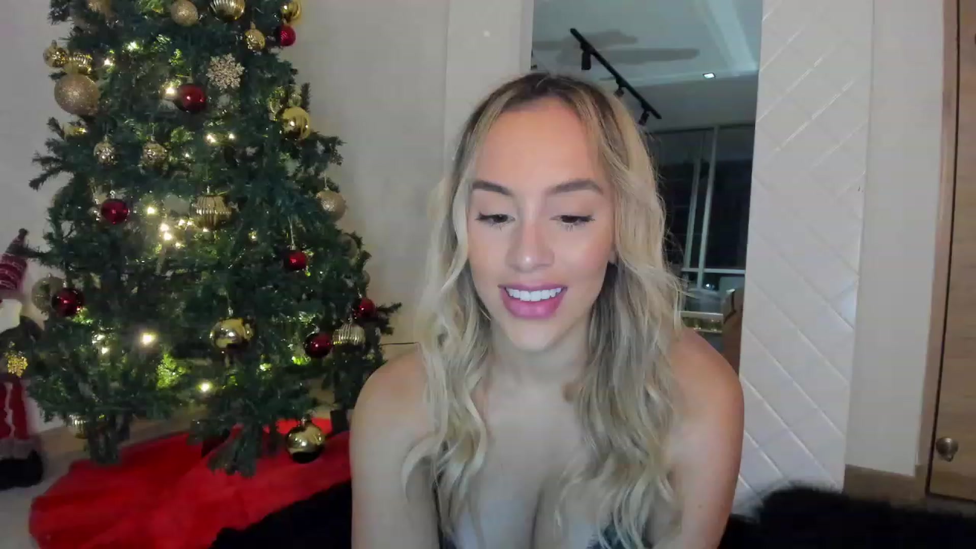 Gallery image thumbnail from Susan_MFC's myfreecams stream on, 12/28/2022, 03:20 image 3 of 20