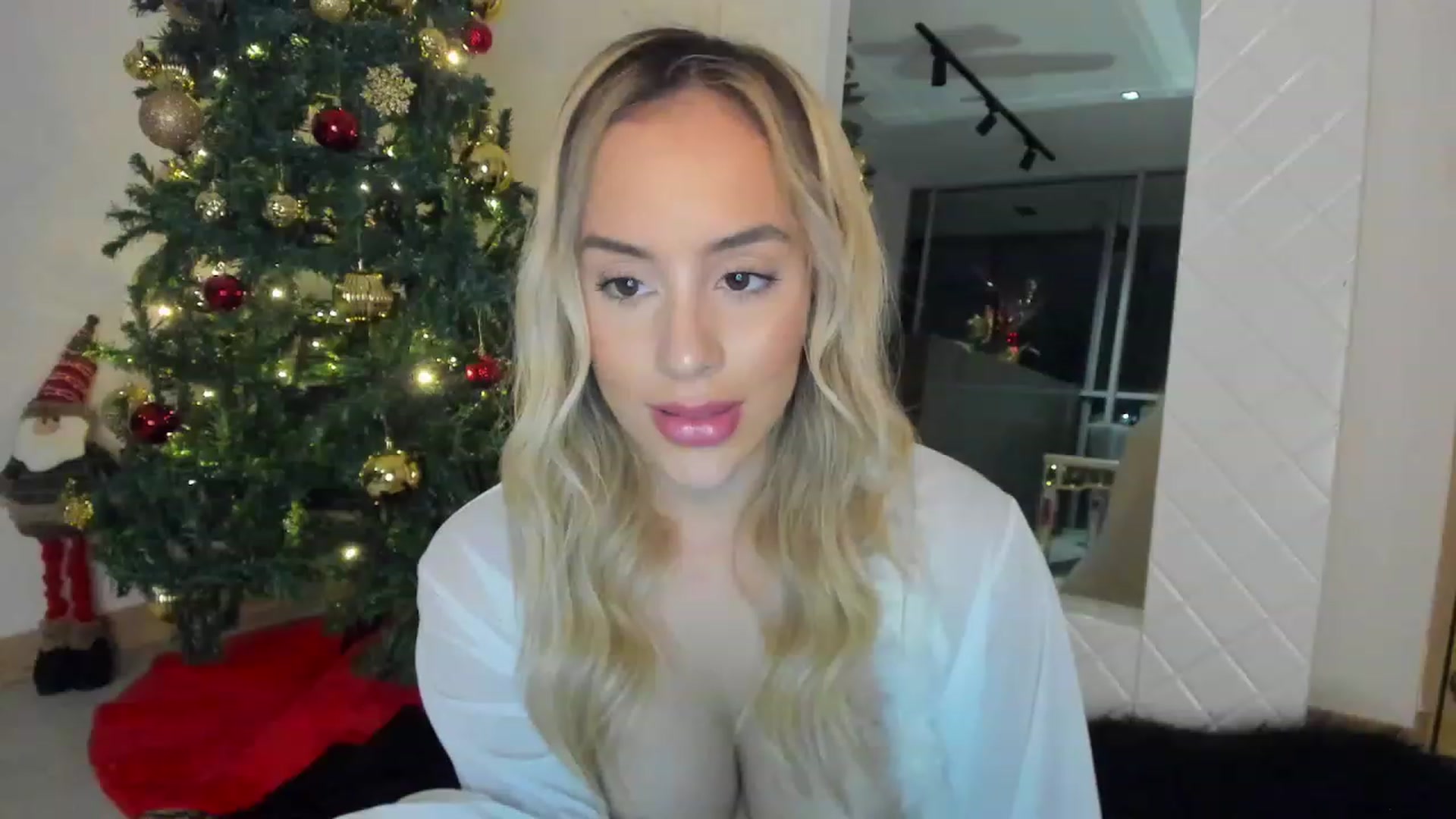 Gallery image thumbnail from Susan_MFC's myfreecams stream on, 12/28/2022, 05:15 image 5 of 20