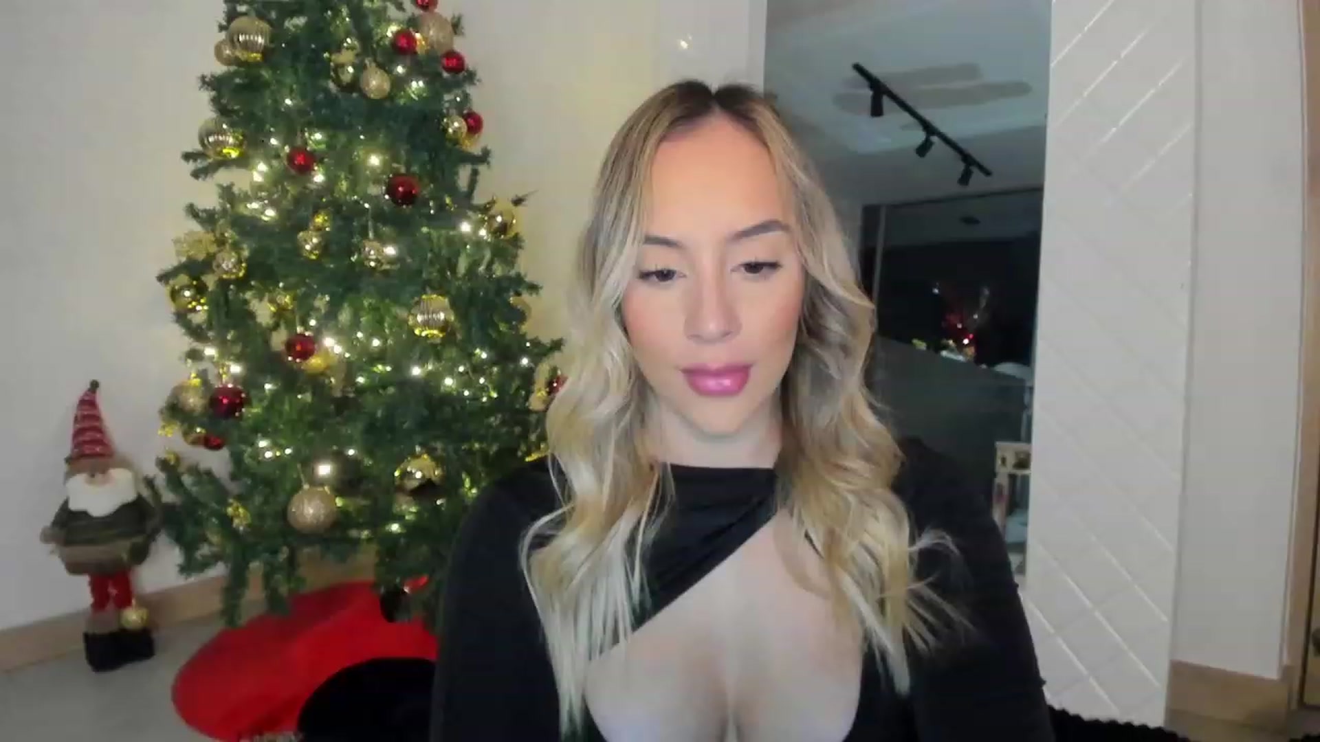 Gallery image thumbnail from Susan_MFC's myfreecams stream on, 12/31/2022, 04:32 image 1 of 20
