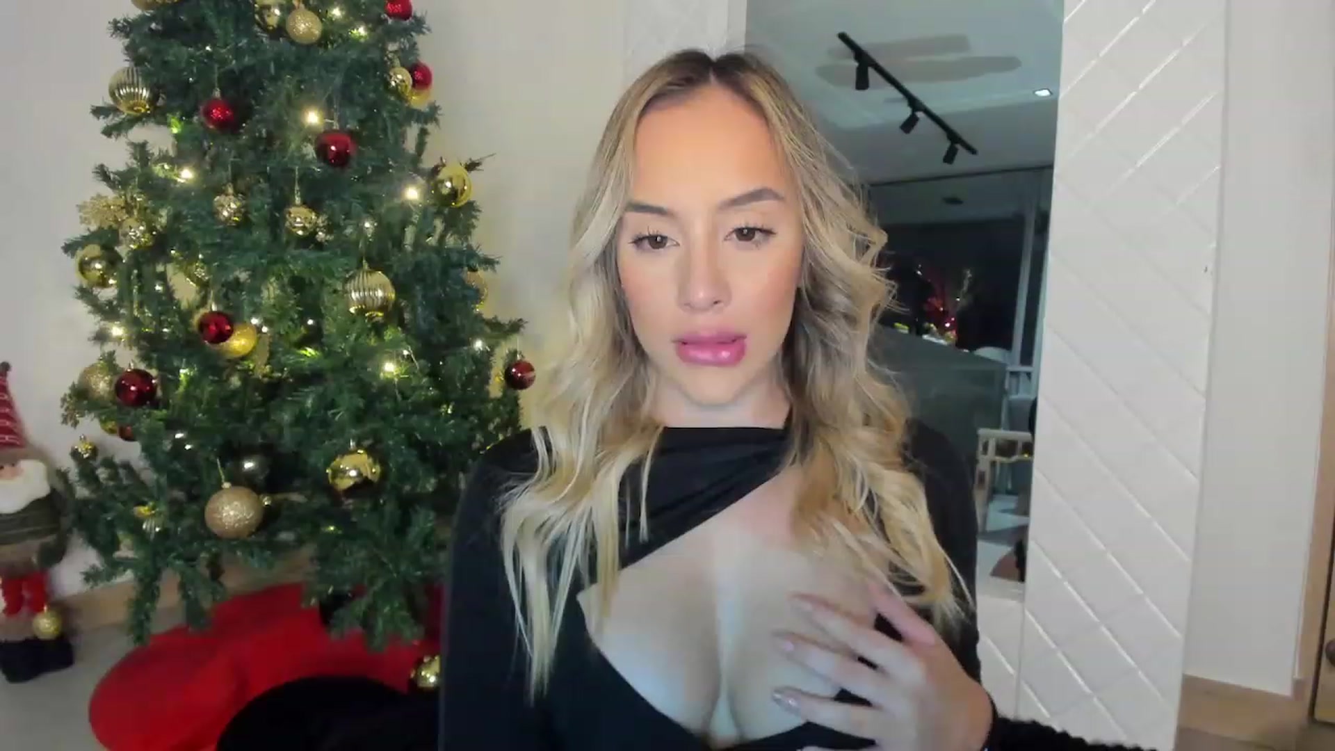 Gallery image thumbnail from Susan_MFC's myfreecams stream on, 12/31/2022, 04:32 image 2 of 20