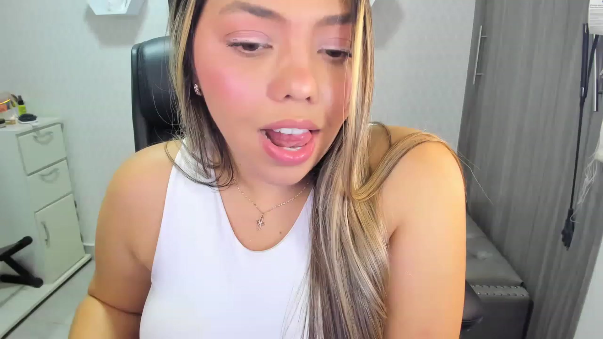 Gallery image thumbnail from Susan_lane's myfreecams stream on, 02/27/2023, 06:23 image 4 of 20