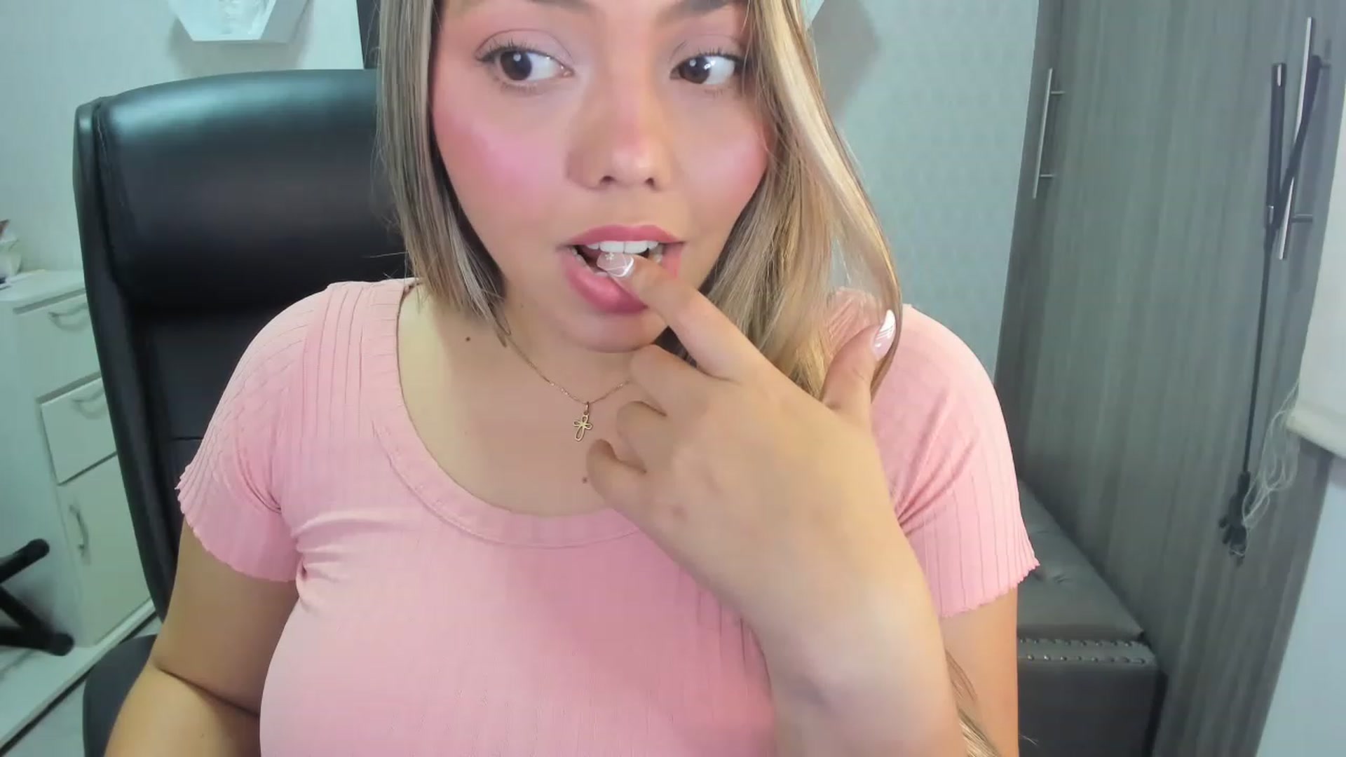 Gallery image thumbnail from Susan_lane's myfreecams stream on, 03/16/2023, 05:55 image 8 of 20