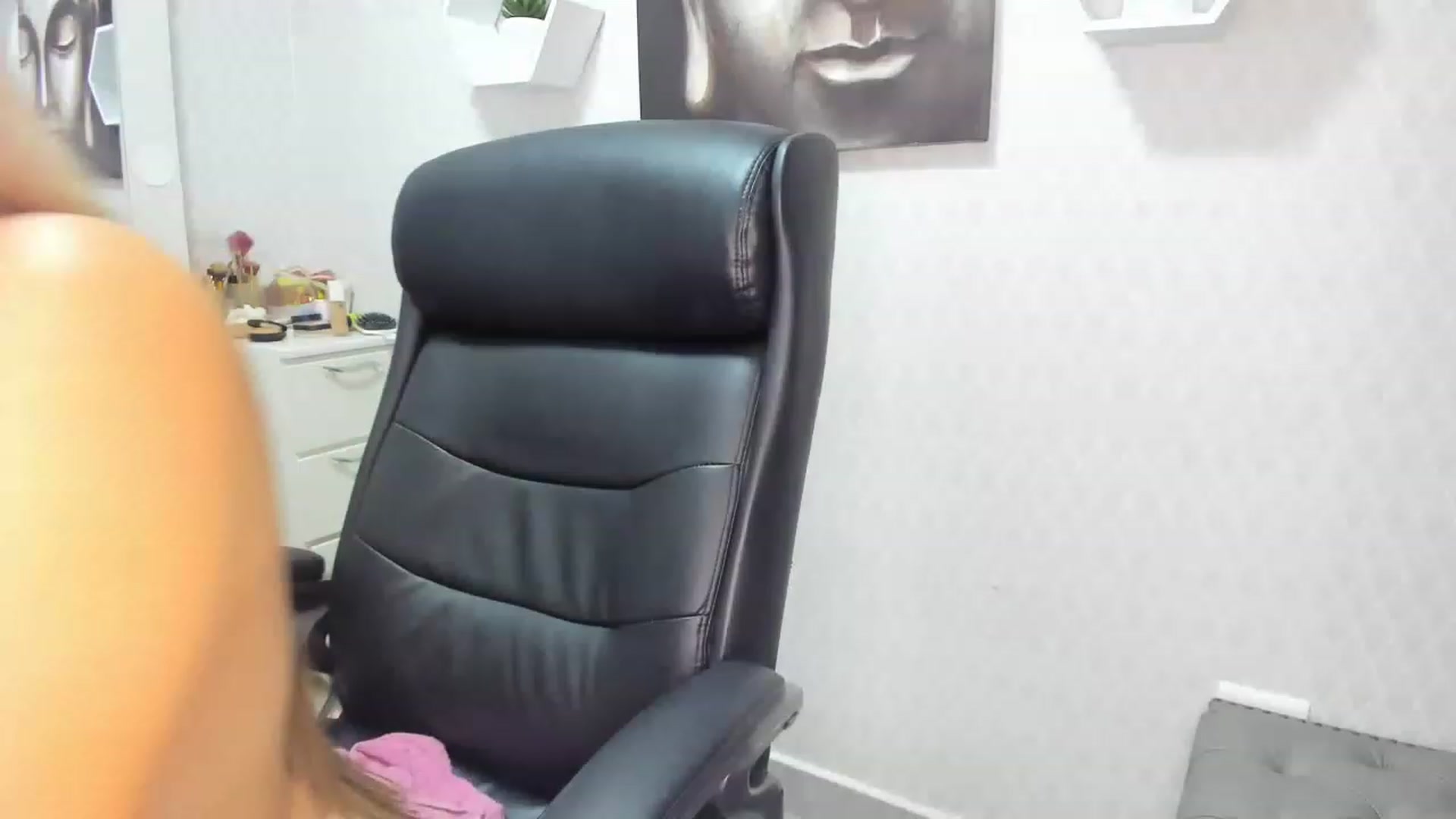 Gallery image thumbnail from Susan_lane's myfreecams stream on, 04/17/2023, 05:38 image 13 of 20