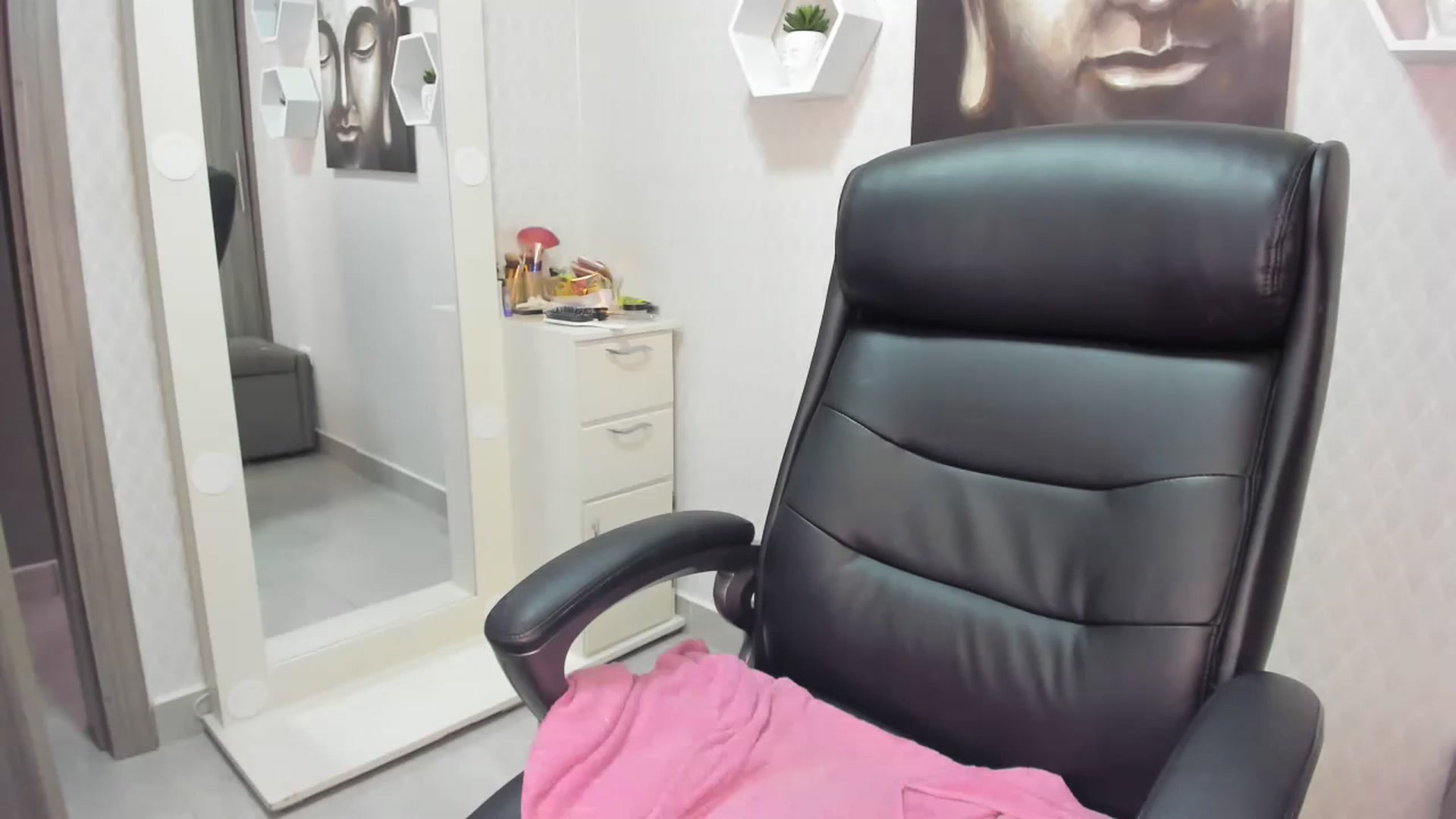Gallery image thumbnail from Susan_lane's myfreecams stream on, 04/25/2023, 16:04 image 16 of 20
