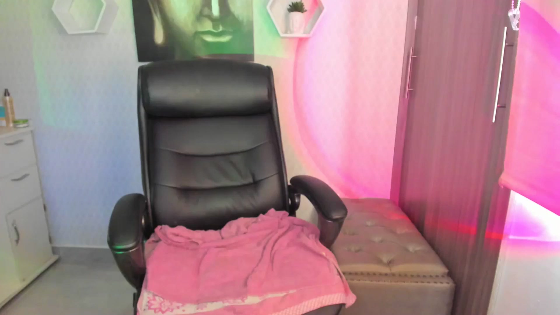 Gallery image thumbnail from Susan_lane's myfreecams stream on, 06/18/2024, 18:17 image 18 of 20