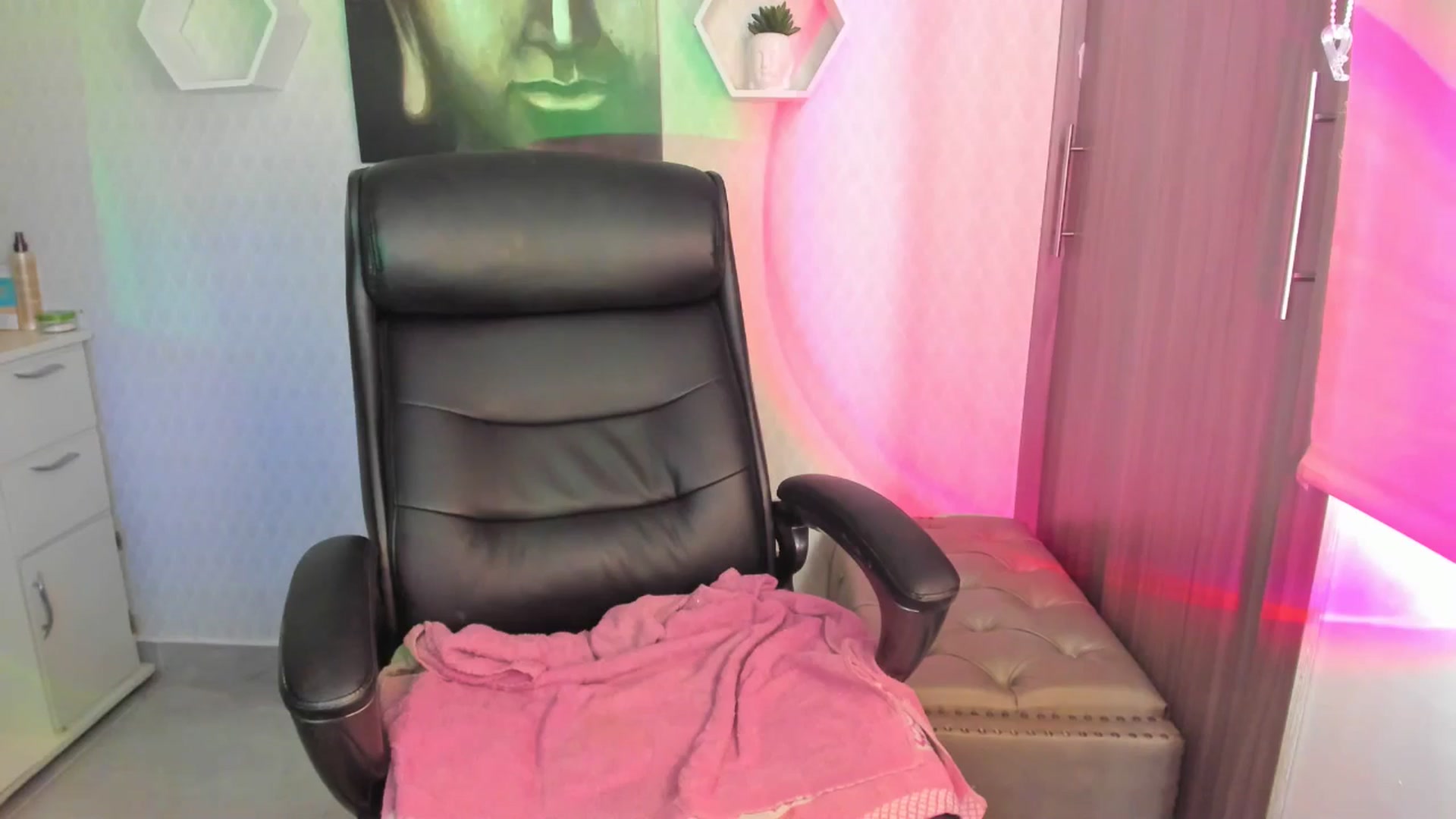 Gallery image thumbnail from Susan_lane's myfreecams stream on, 06/18/2024, 18:17 image 17 of 20