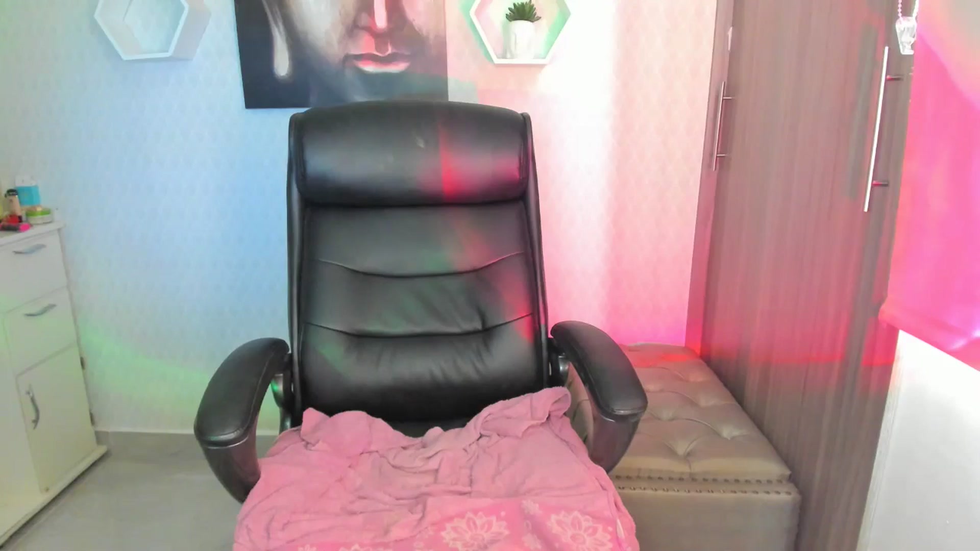 Gallery image thumbnail from Susan_lane's myfreecams stream on, 06/26/2024, 16:30 image 17 of 20