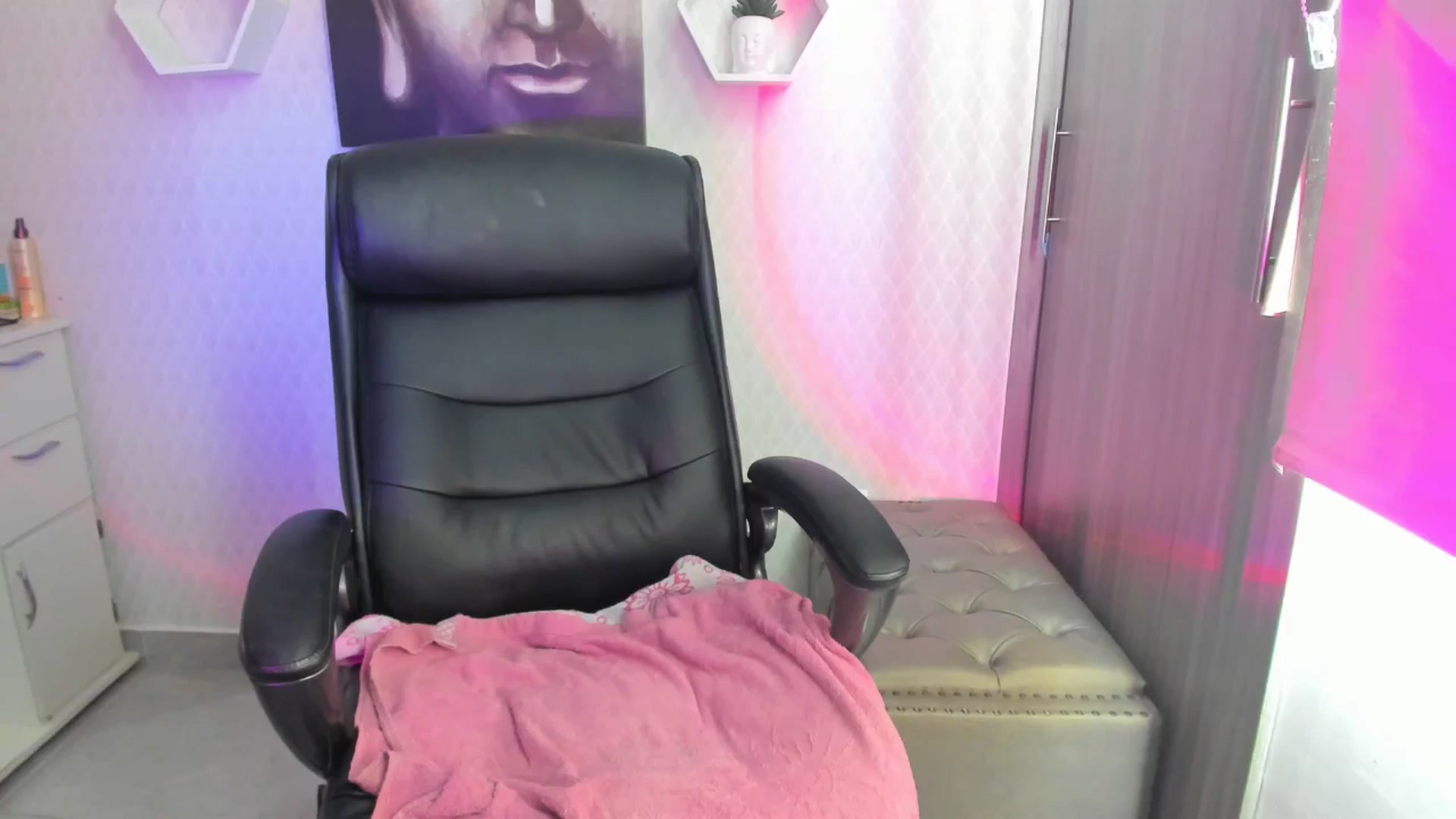 Gallery image thumbnail from Susan_lane's myfreecams stream on, 07/10/2024, 15:38 image 8 of 20