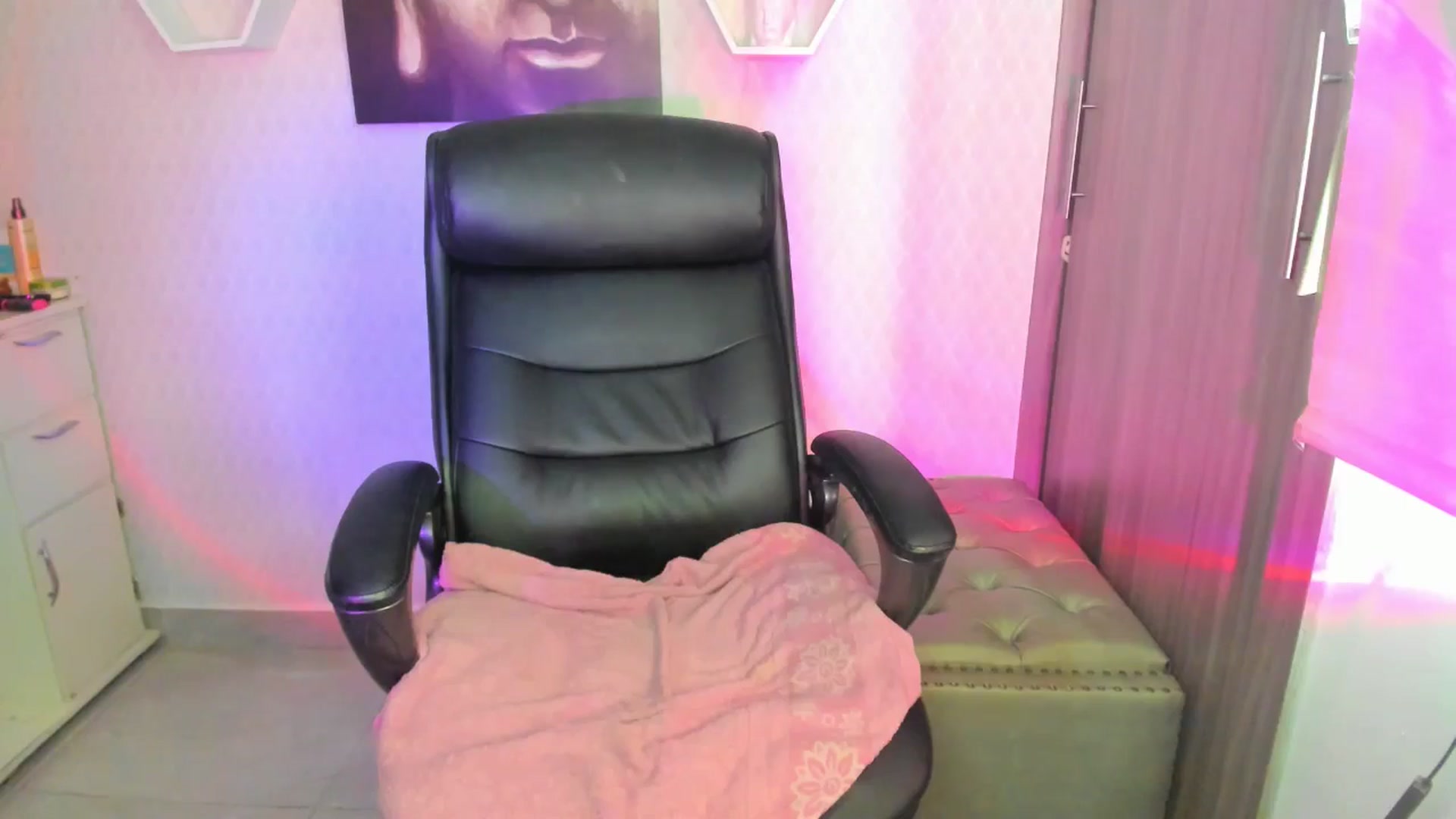 Gallery image thumbnail from Susan_lane's myfreecams stream on, 07/16/2024, 18:18 image 19 of 20