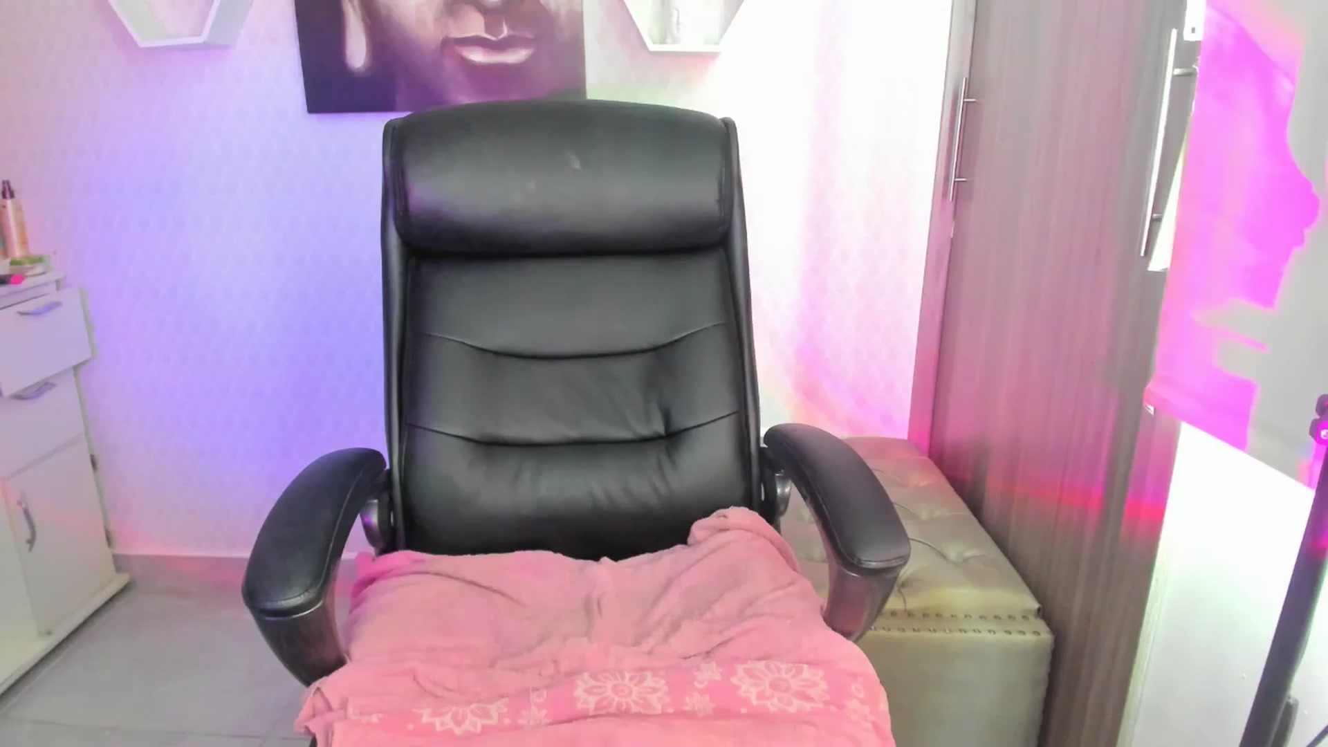 Gallery image thumbnail from Susan_lane's myfreecams stream on, 07/19/2024, 16:34 image 12 of 20